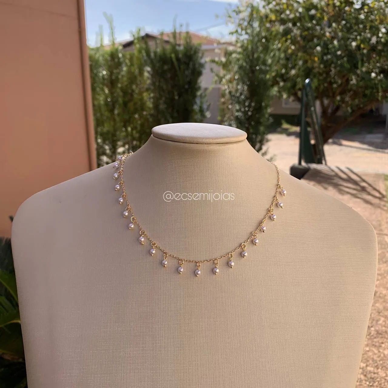 Colar choker de pérolas - 41 cm + 6 cm de extensor - banhado a ouro 18k
