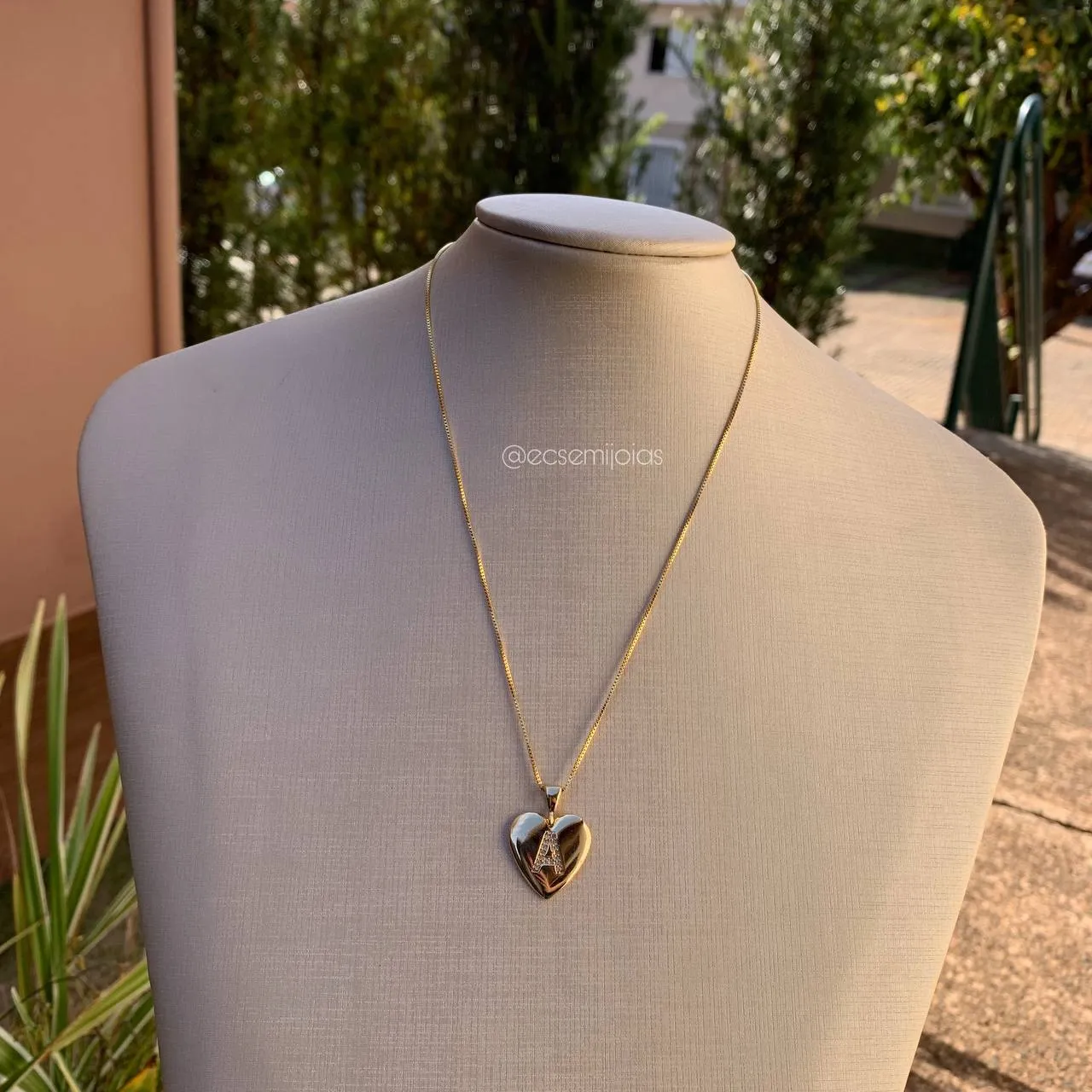 Colar coração com letra A cravejada - banhado a ouro 18k
