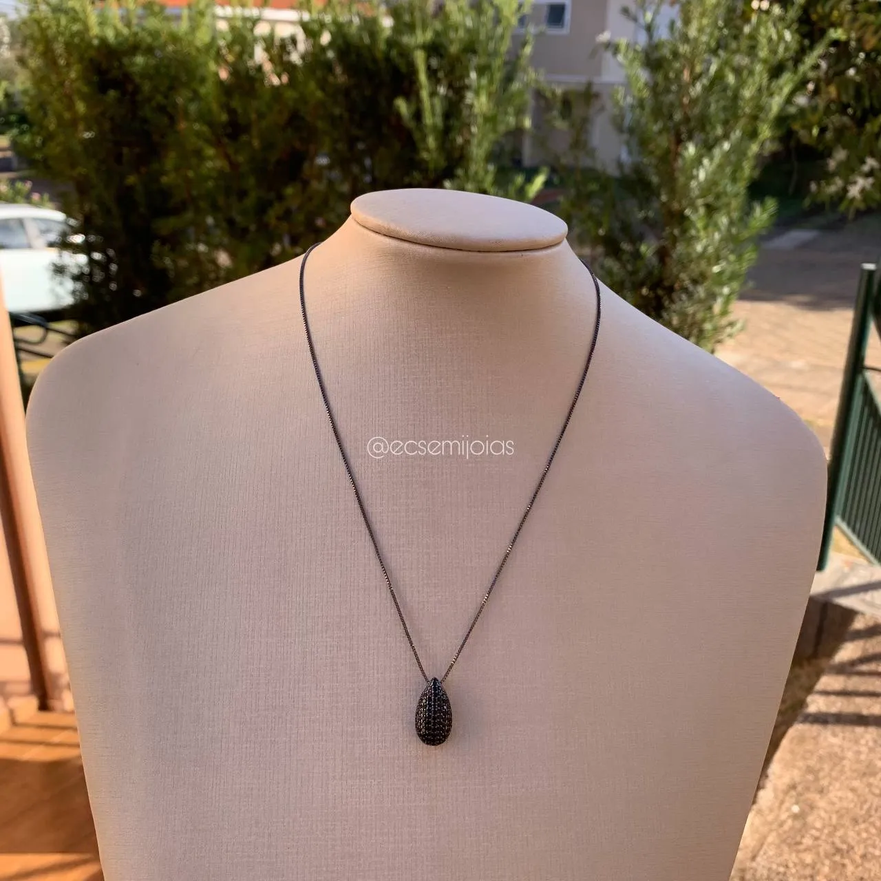 Colar de gota cravejado pequeno - 45 cm - banhado a ródio negro