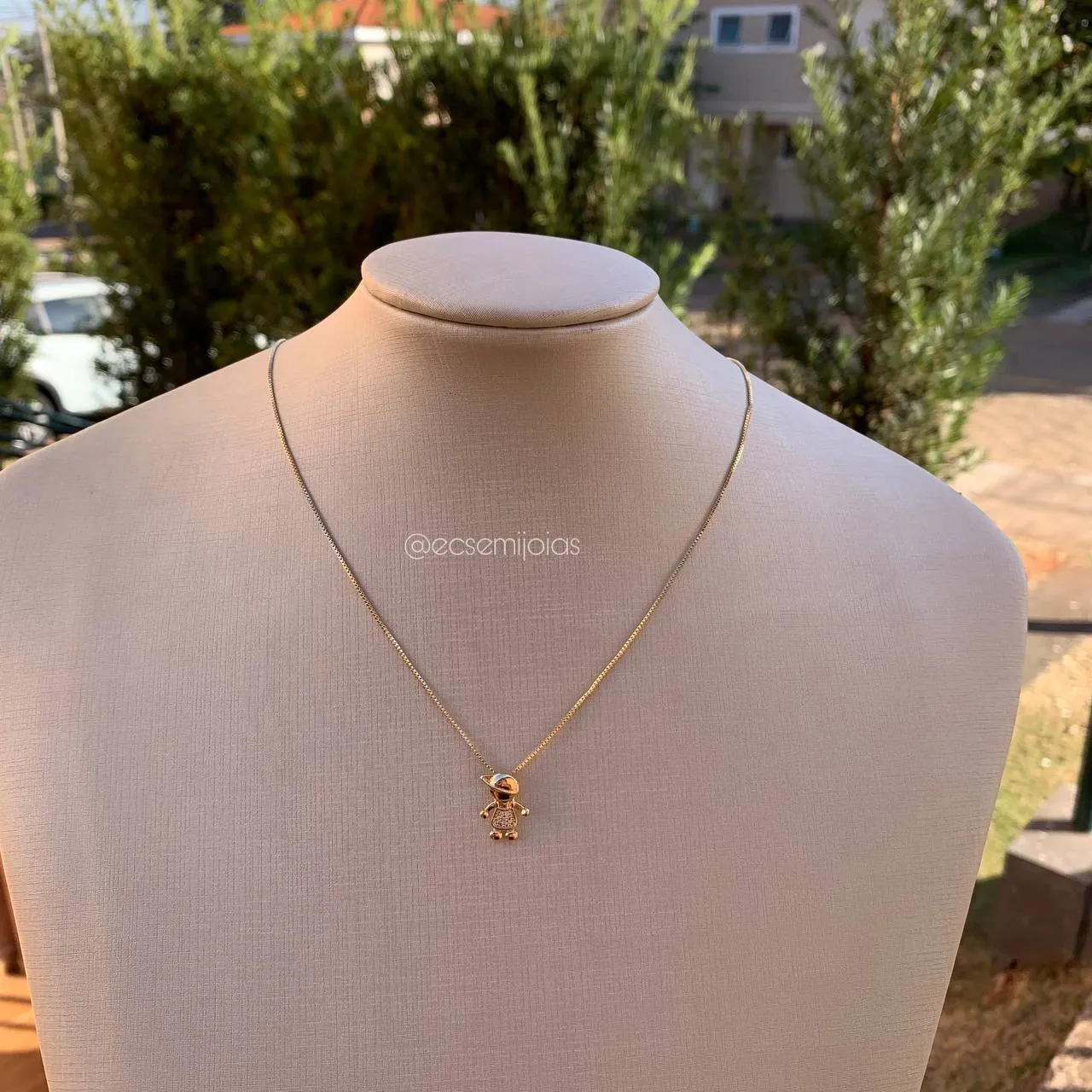 Colar menino cravejada com boné de lado - 45 cm + 5 cm de extensor - banhado a ouro 18k