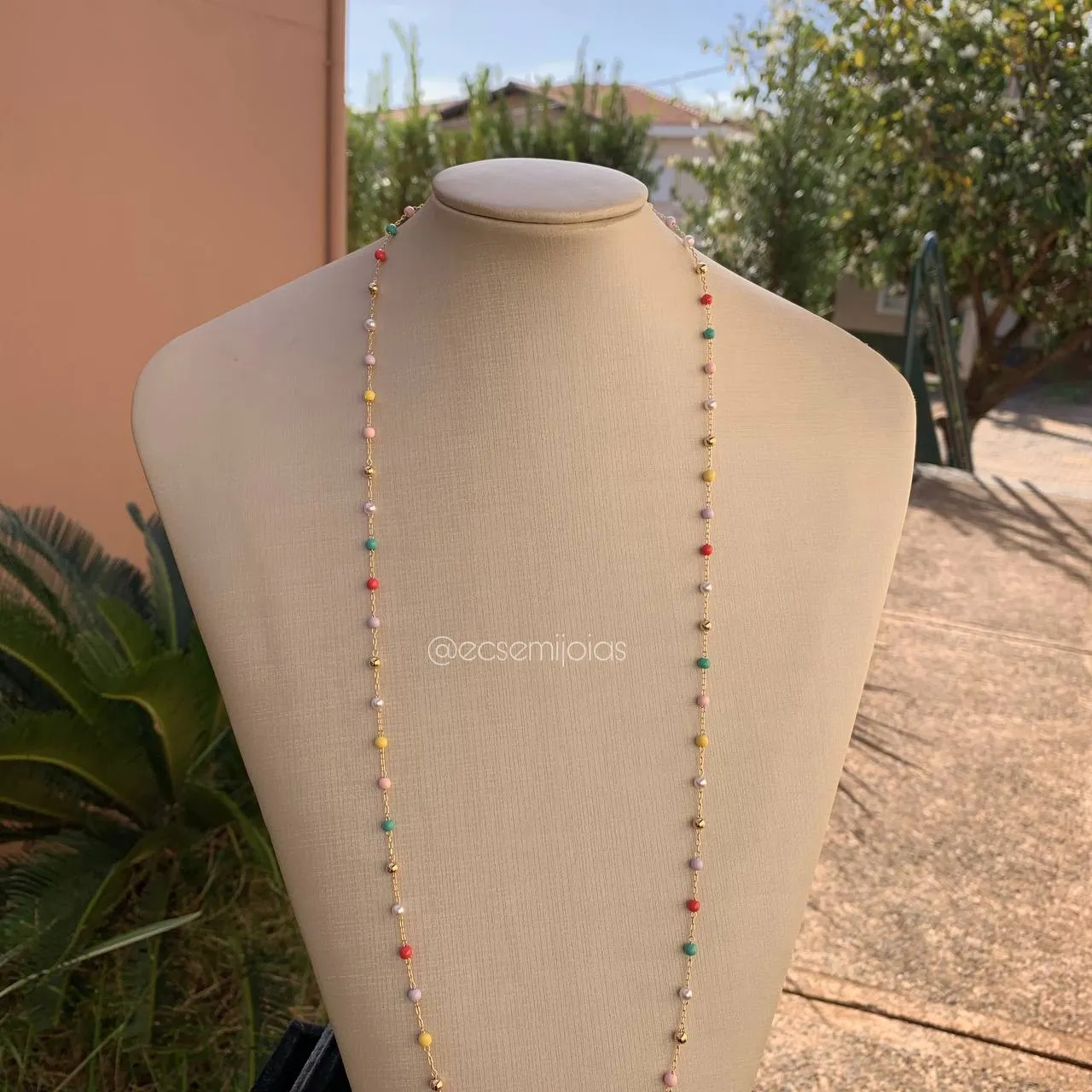 Colar pedrinhas coloridas e bola lisa - 80 cm - banhado a ouro 18k