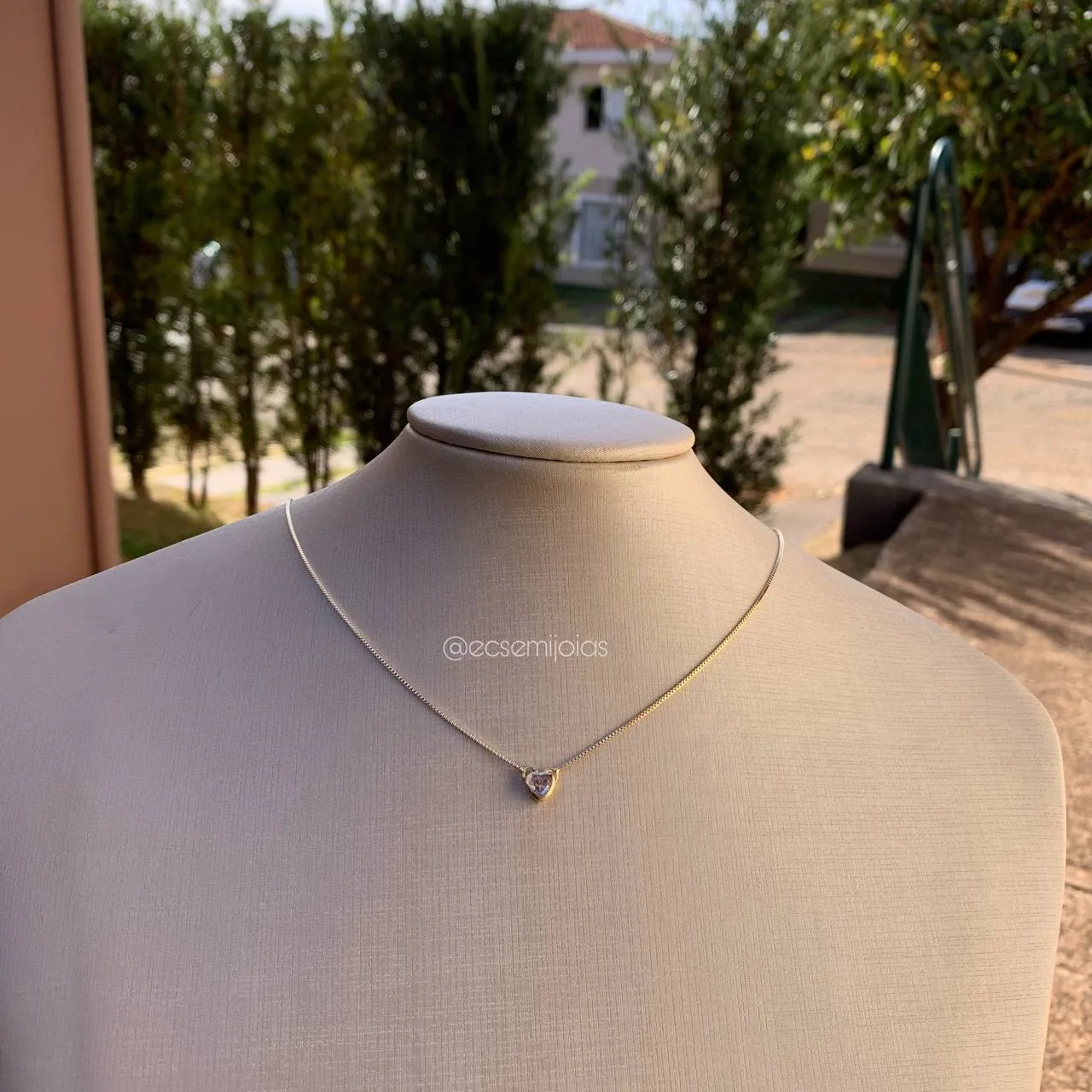 Colar ponto de luz em formato de coração  40 cm de meia  - banhado  a ouro 18k- coleção love colors
