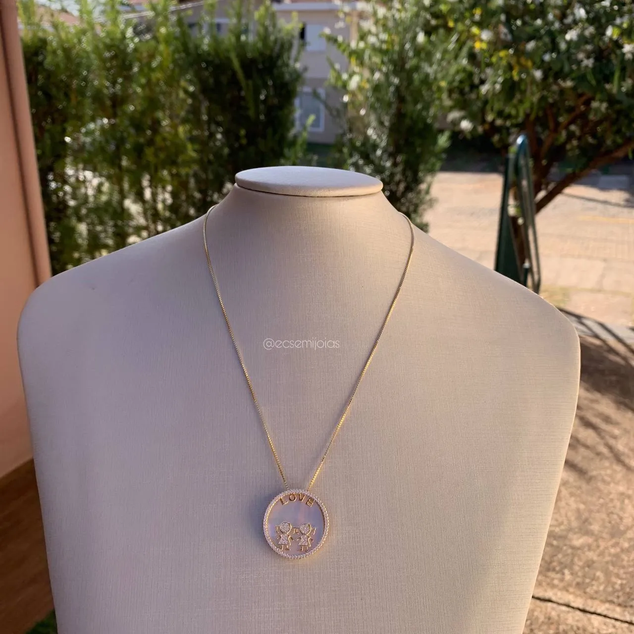 Colar redondo madre pérola com 2 meninas - 45 cm - banhado a ouro 18k