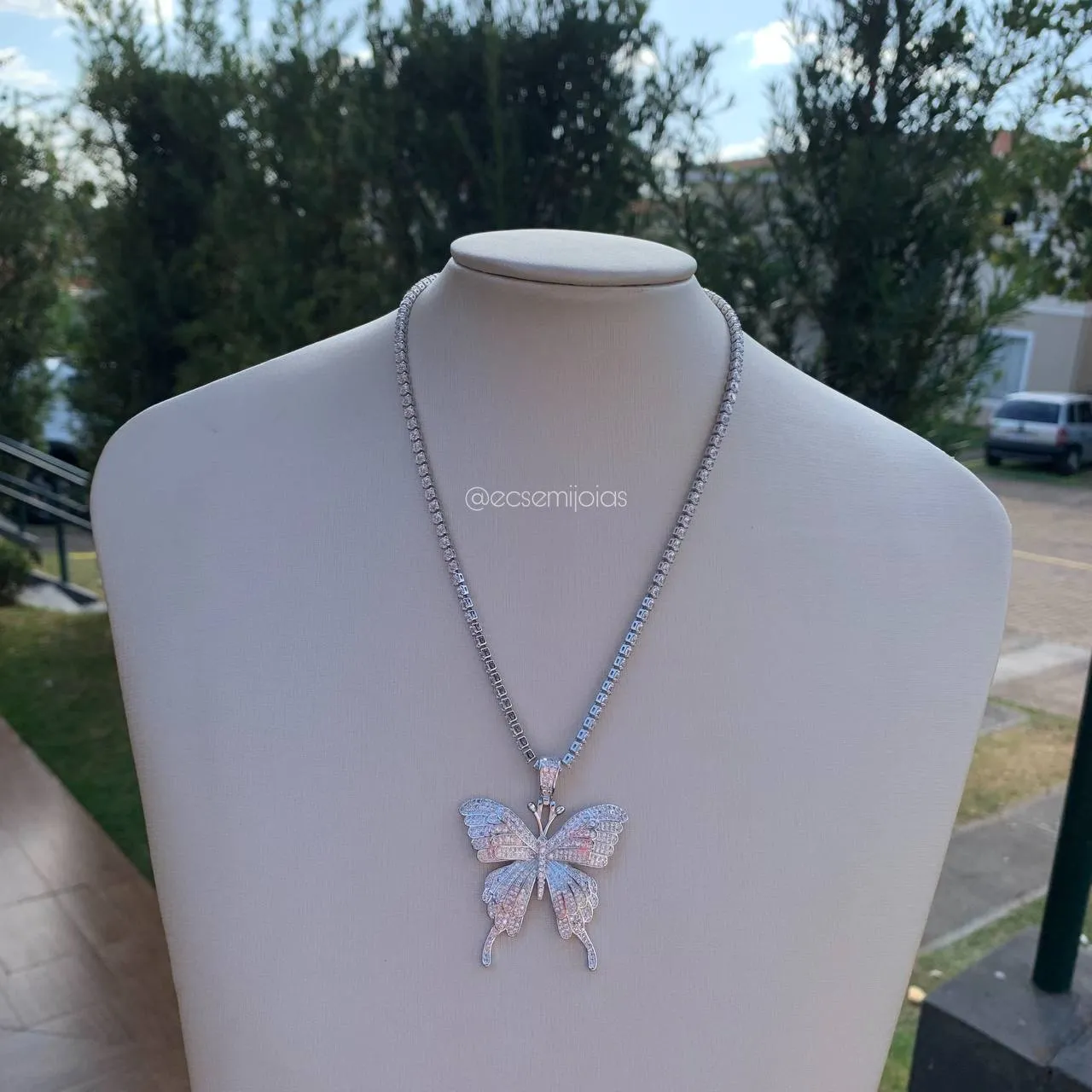 Colar riviera com borboleta cravejada - 45 cm - banhando a ródio branco