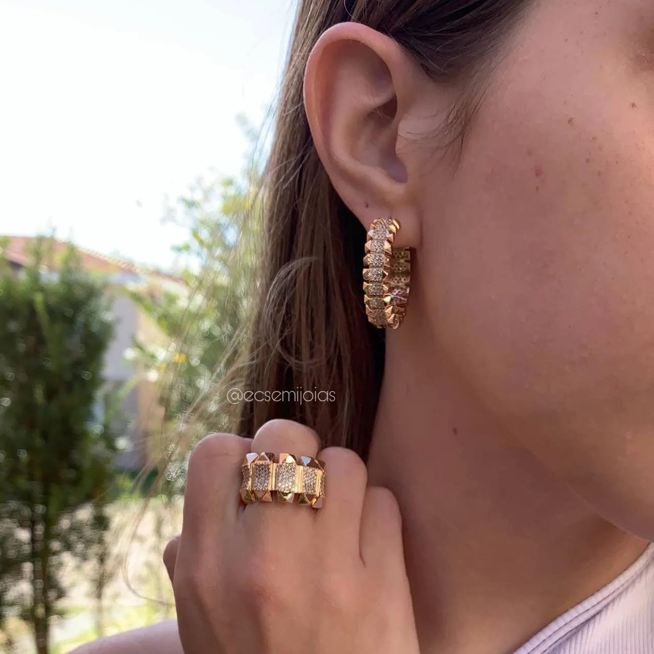 Conjunto brinco argola cravejada e anel fileiras cravejadas - banhado a ouro 18k