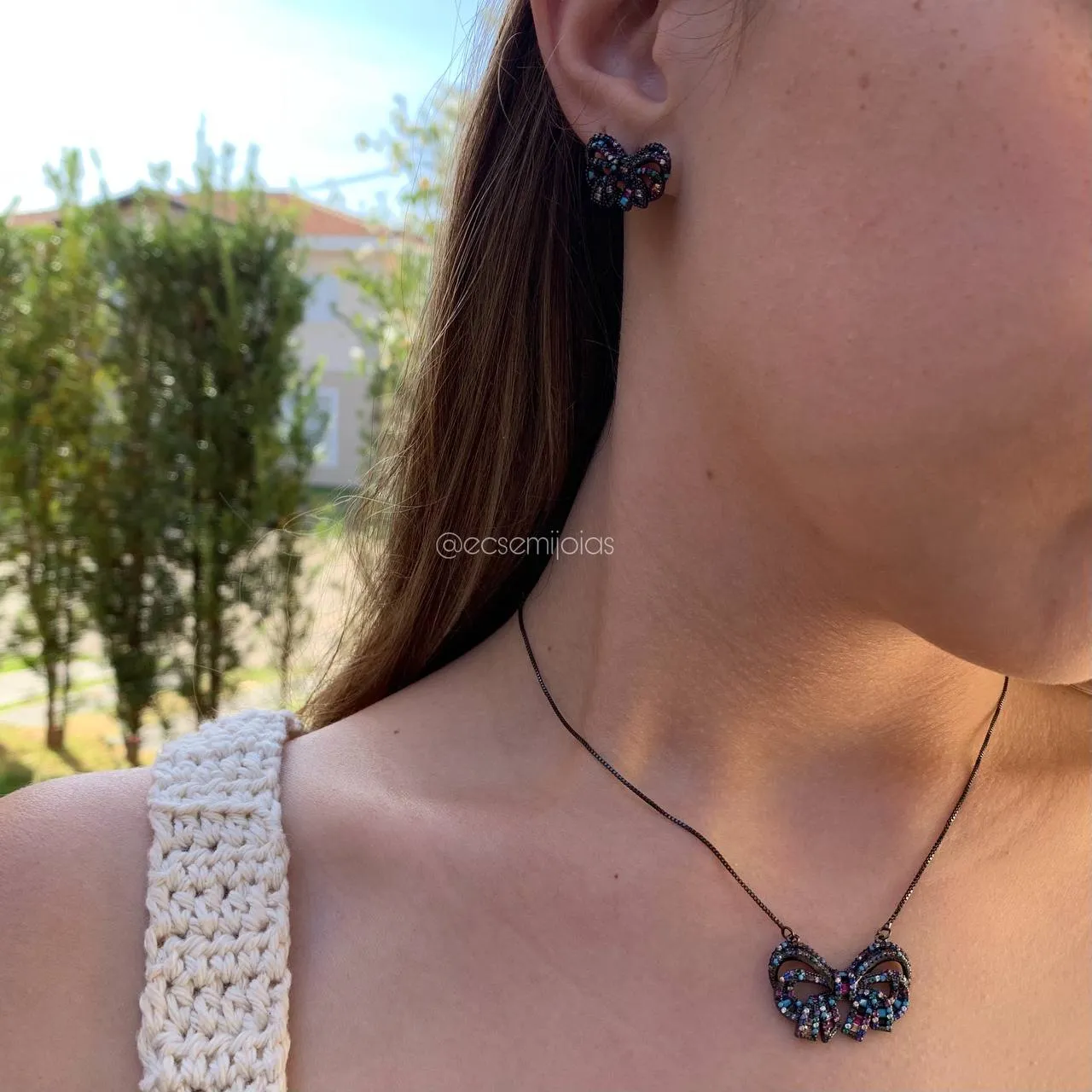 Conjunto brinco e colar de borboleta cravejada colorida 42 cm + 3 de extensor - banhado a ródio negro