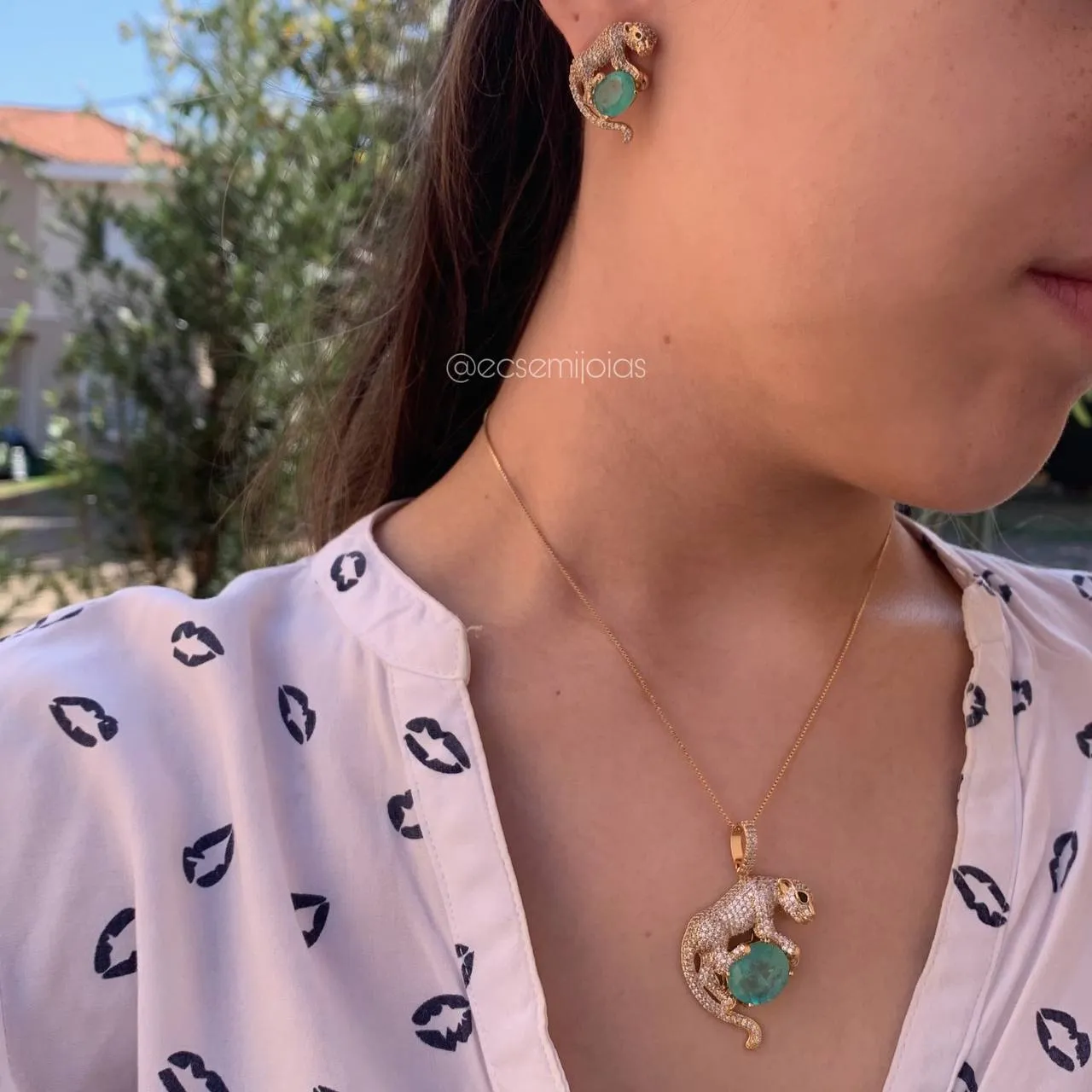 Conjunto de brinco e colar pantera cravejada segurando pedra oval -  banhado a ouro 18k