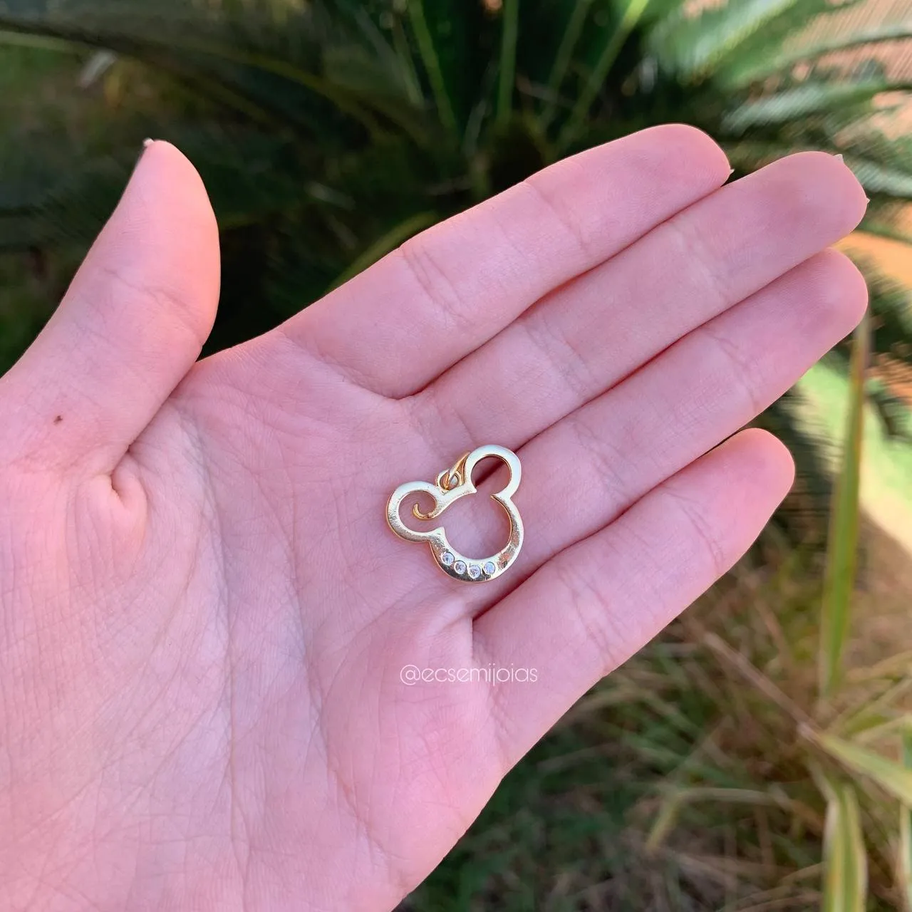 Pingent de desenho - banhado a ouro 18k