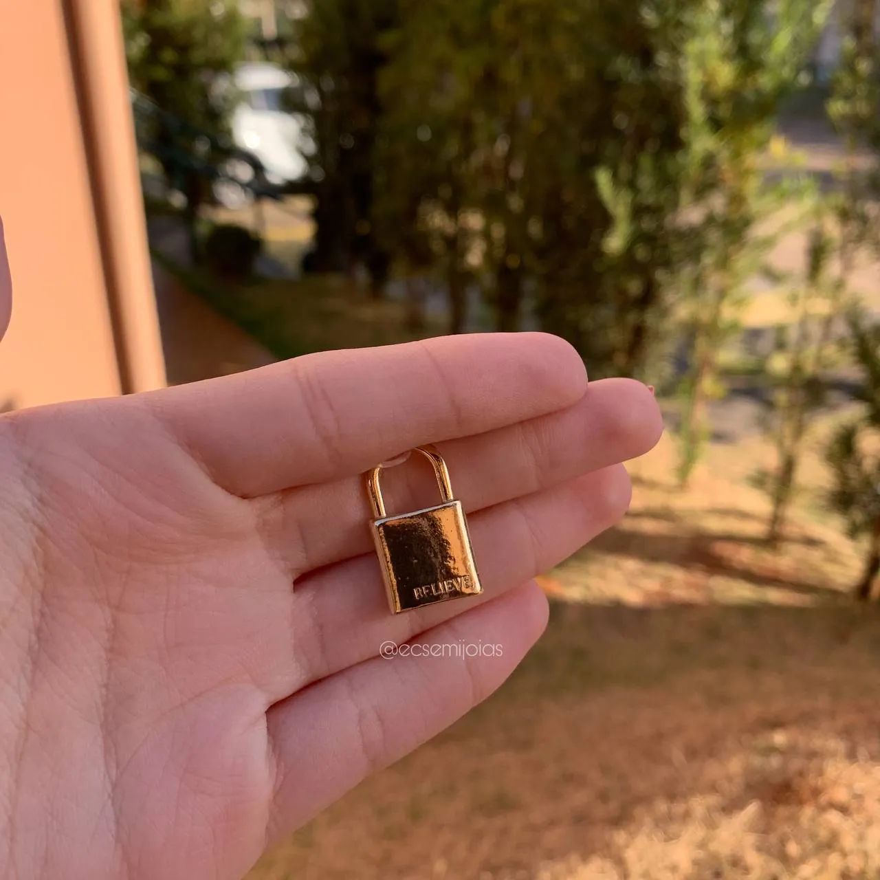 Pingente cadeado be brave - banhado a ouro 18k