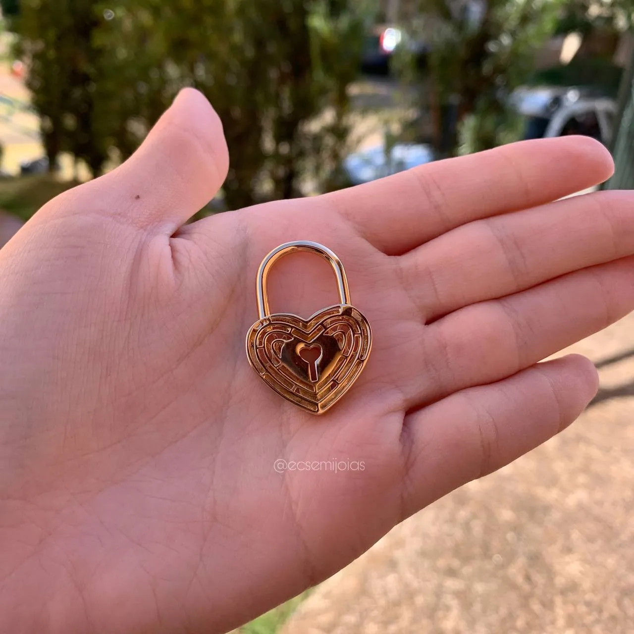 Pingente cadeado coração vazado - banhado a ouro 18k