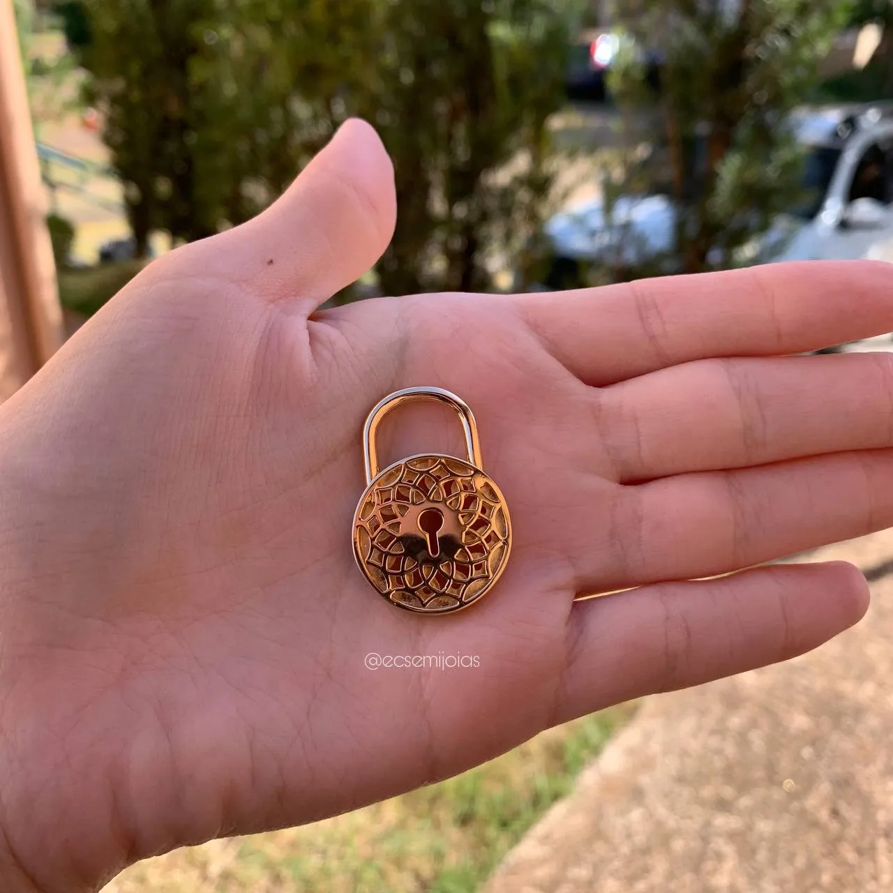 Pingente cadeado redondo vazado - banhado a ouro 18k