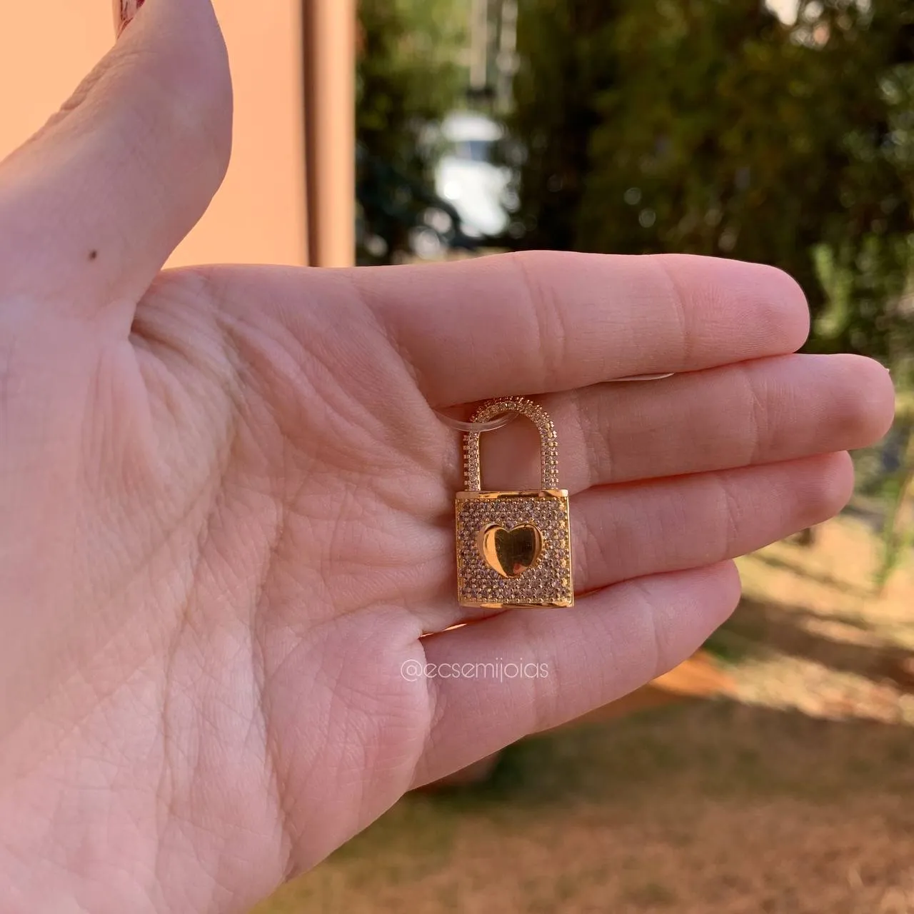 Pingente cadeado todo cravejado com coração liso na frente - banhado a ouro 18k