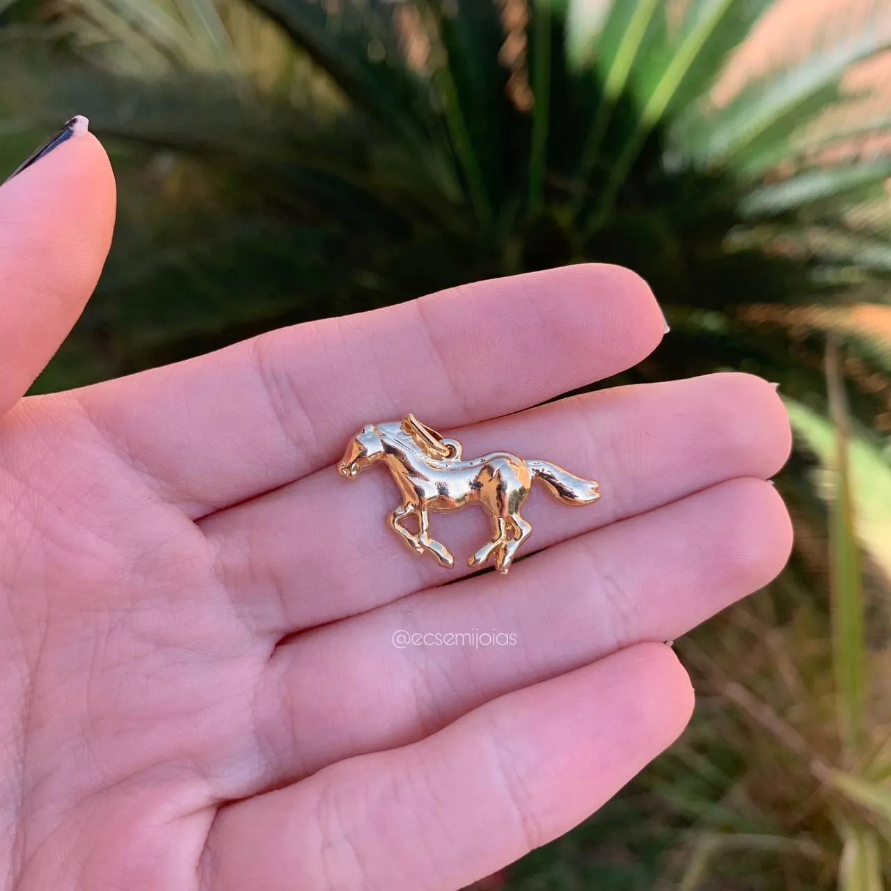 Pingente cavalo liso correndo - banhado a ouro 18k