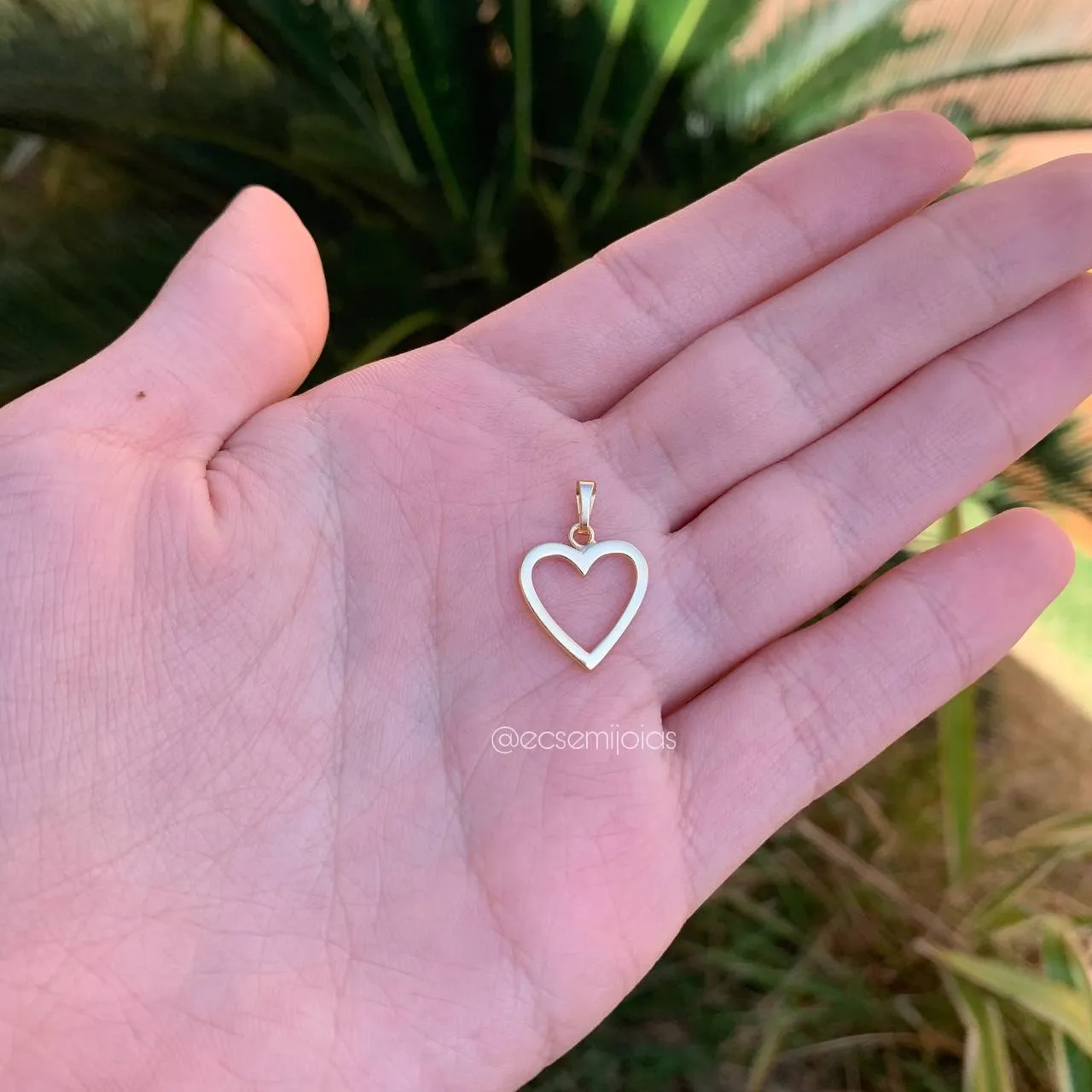 Pingente coração pequeno liso vazado - 1,5 cm - banhado a ouro 18k