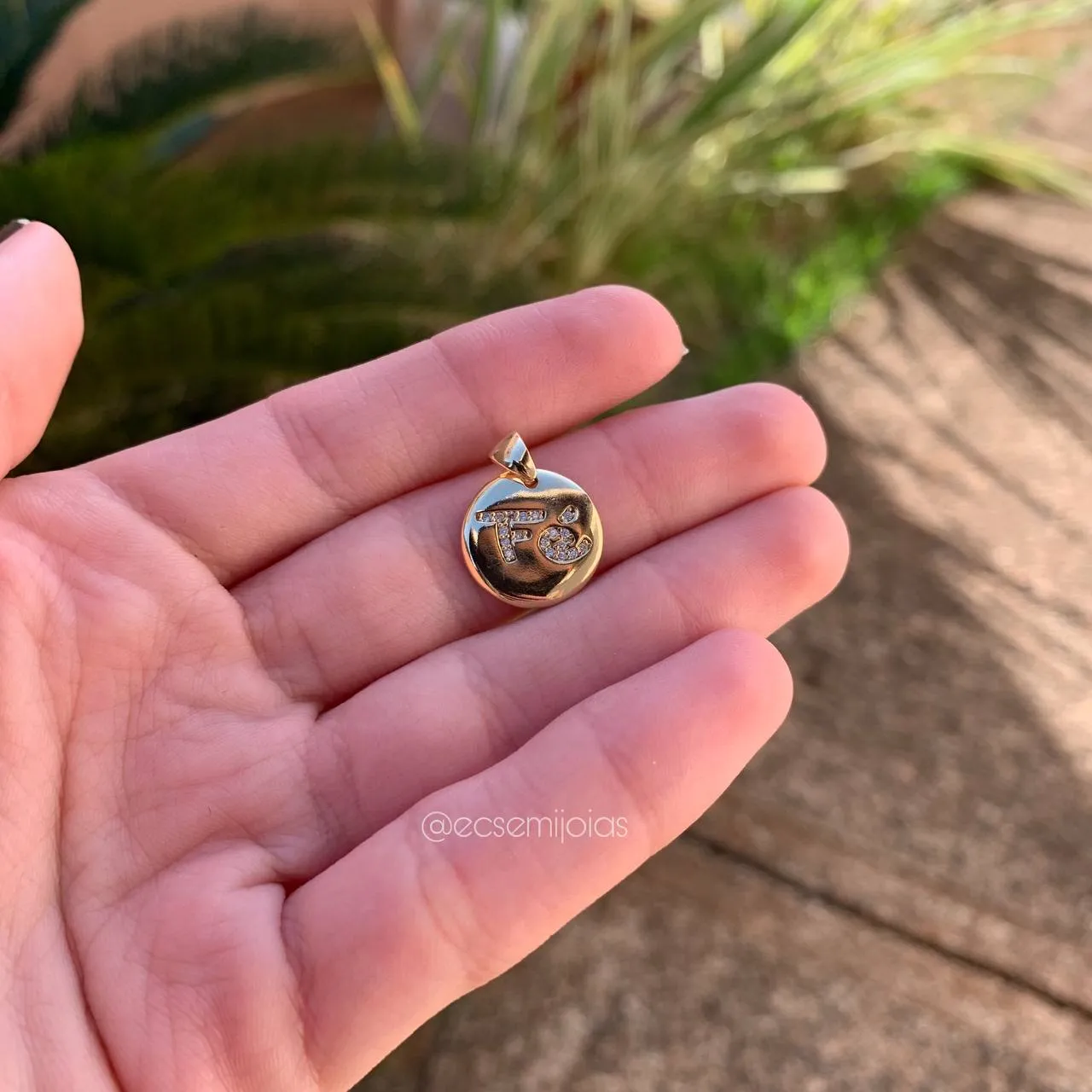 Pingente fé chapa redonda com escrita cravejada 1.50 cm - banhado a ouro 18k