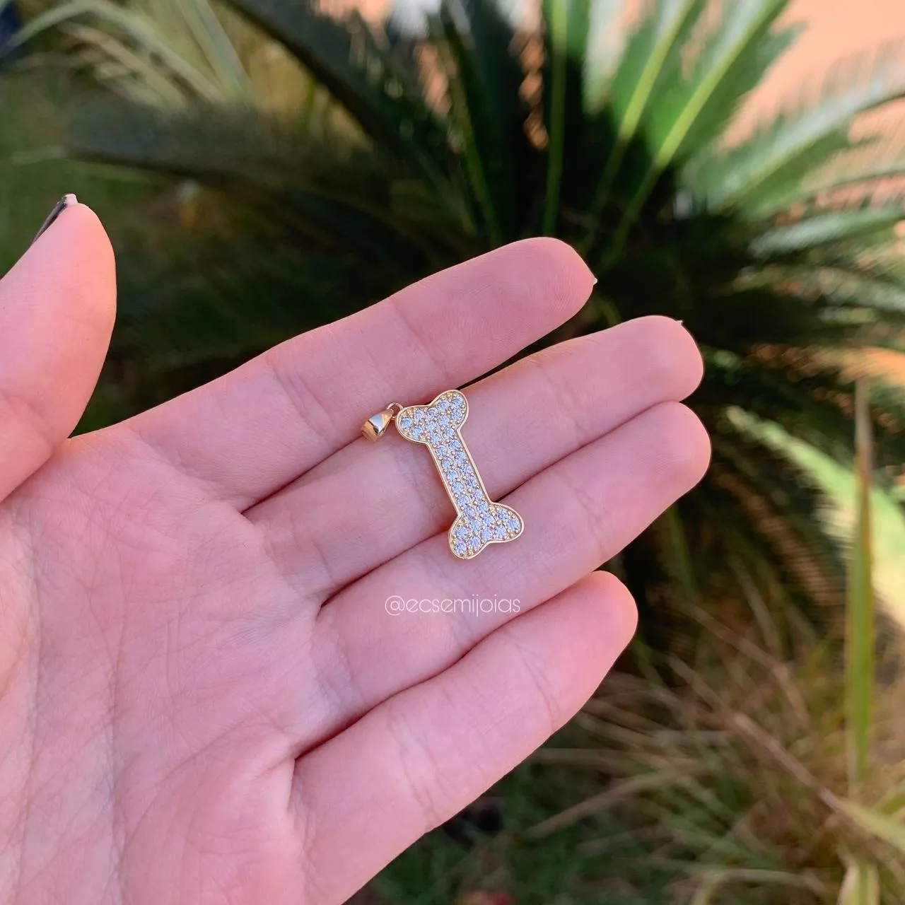 Pingente osso cravejado - banhado a ouro 18k