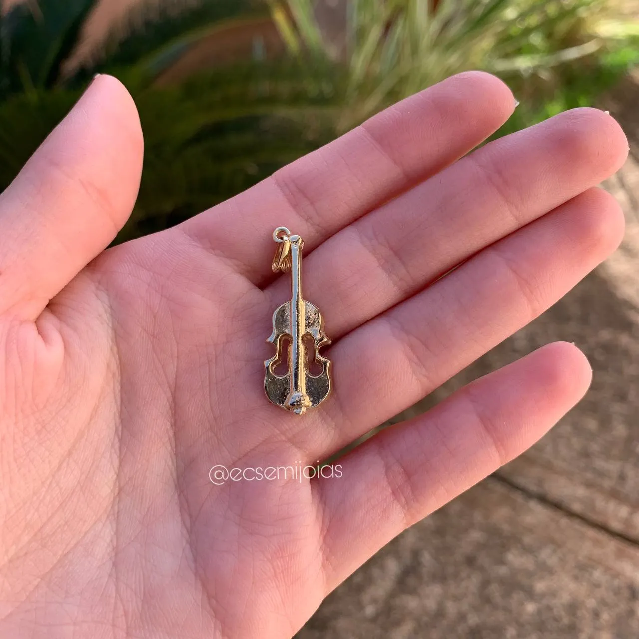 Pingente violino - banhado a ouro 18k