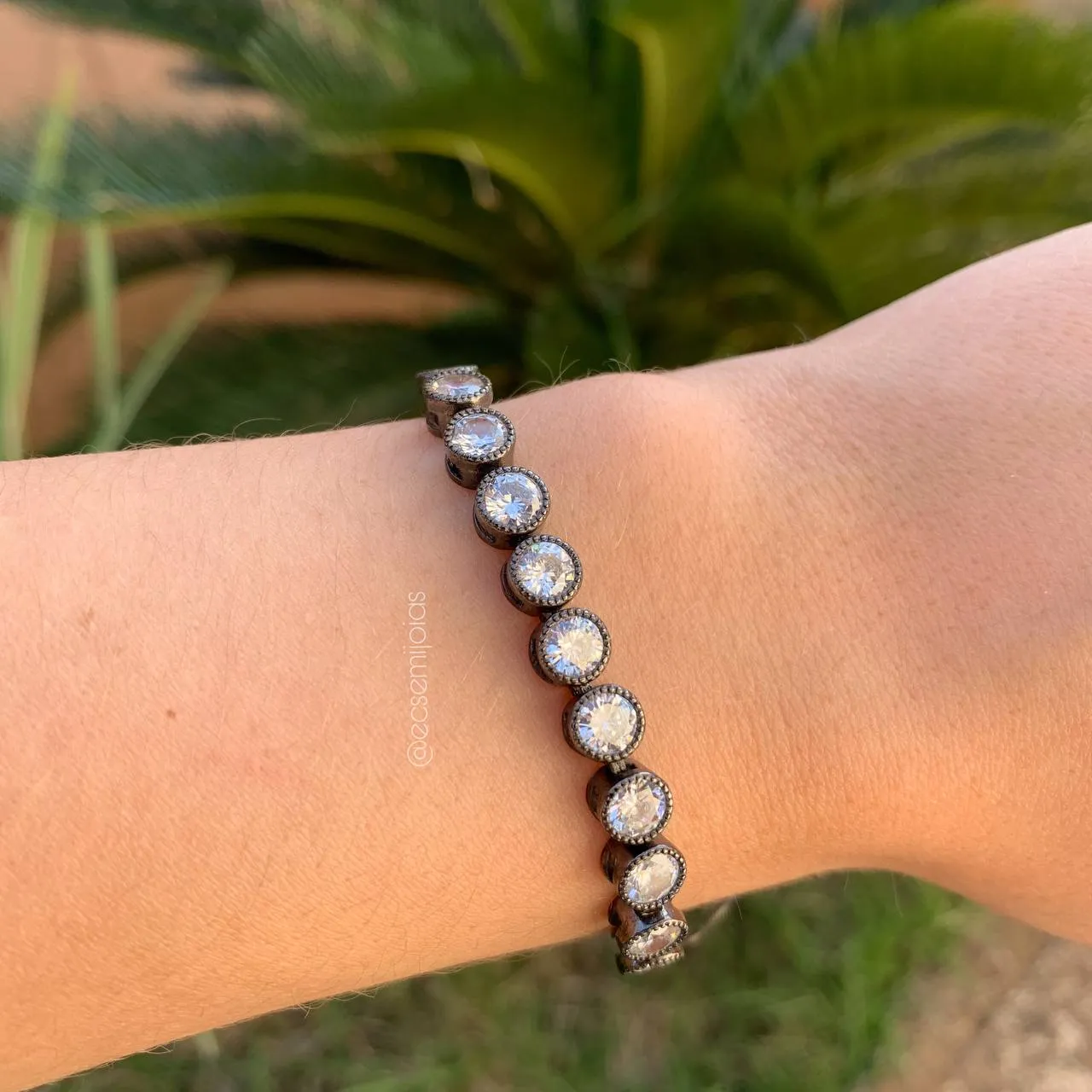 Pulseira fecho silicone c/ zircônias redondas - 20 cm - banhado a ródio negro