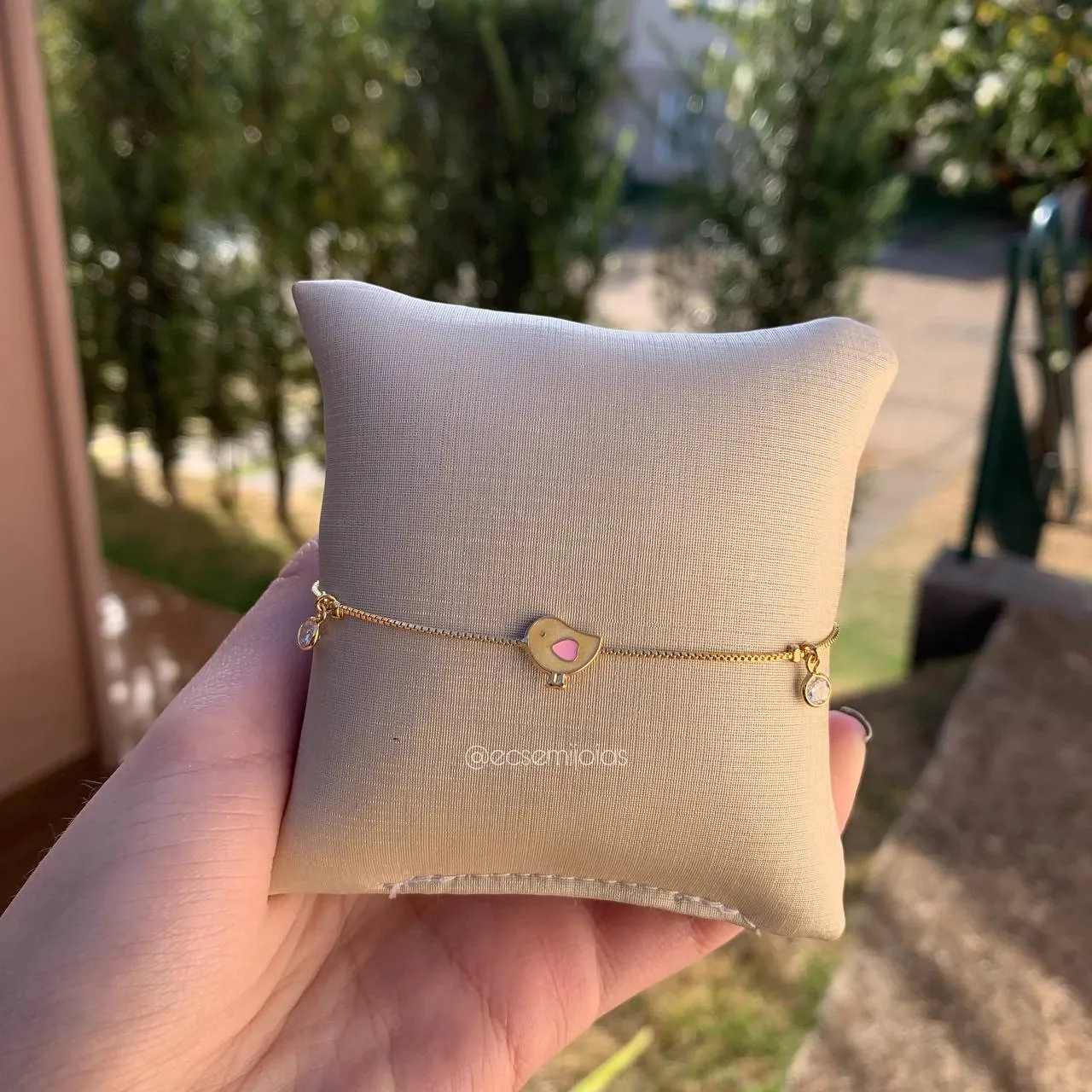 Pulseira infantil passarinho e dois pontos de luz - 14 cm + 3 cm de extensor- banhado a ouro 18k