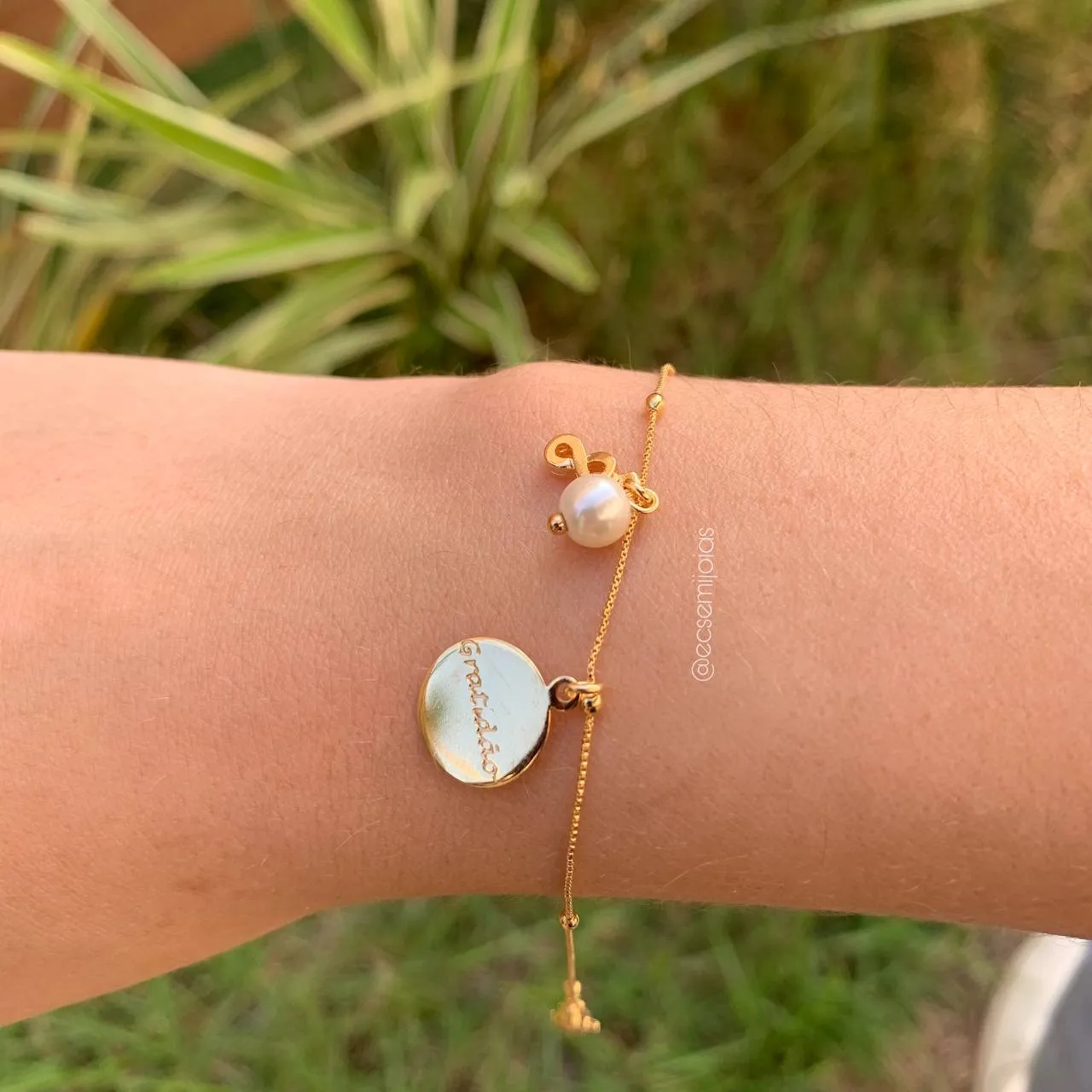 Pulseira lisa com bolinhas  medalha gratidão infinito e pérola - 18 cm + 4 cm de extensão -banhado a  ouro 18k