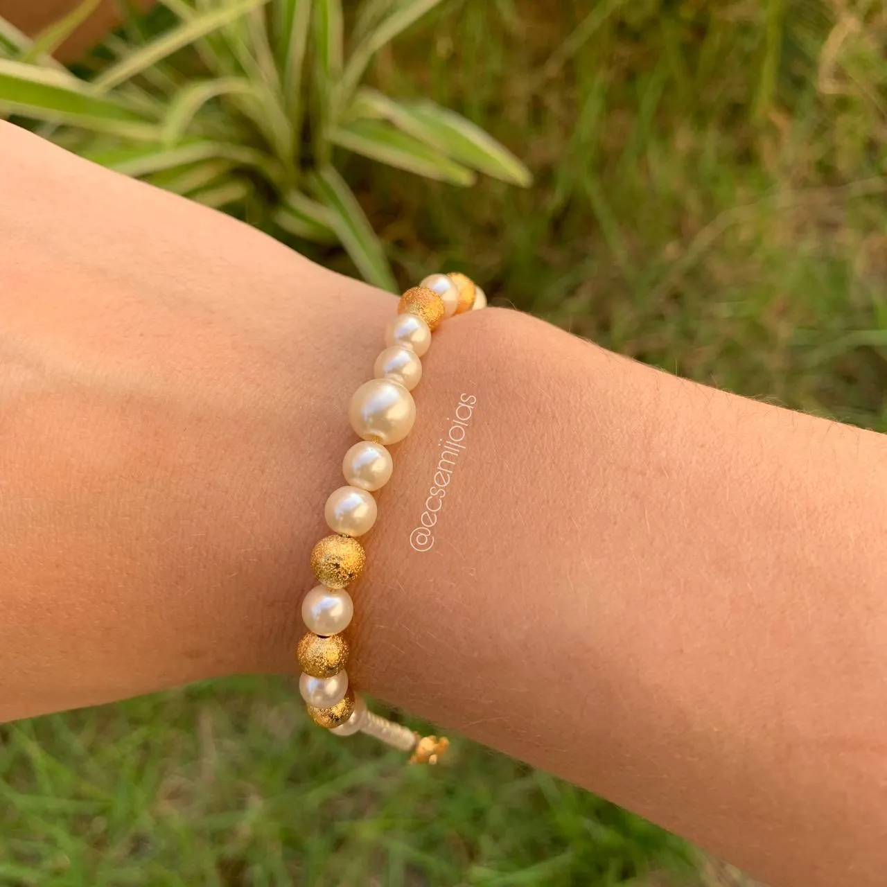 Pulseira pérolas e bola fosca - 20 cm - banhado a ouro 18k