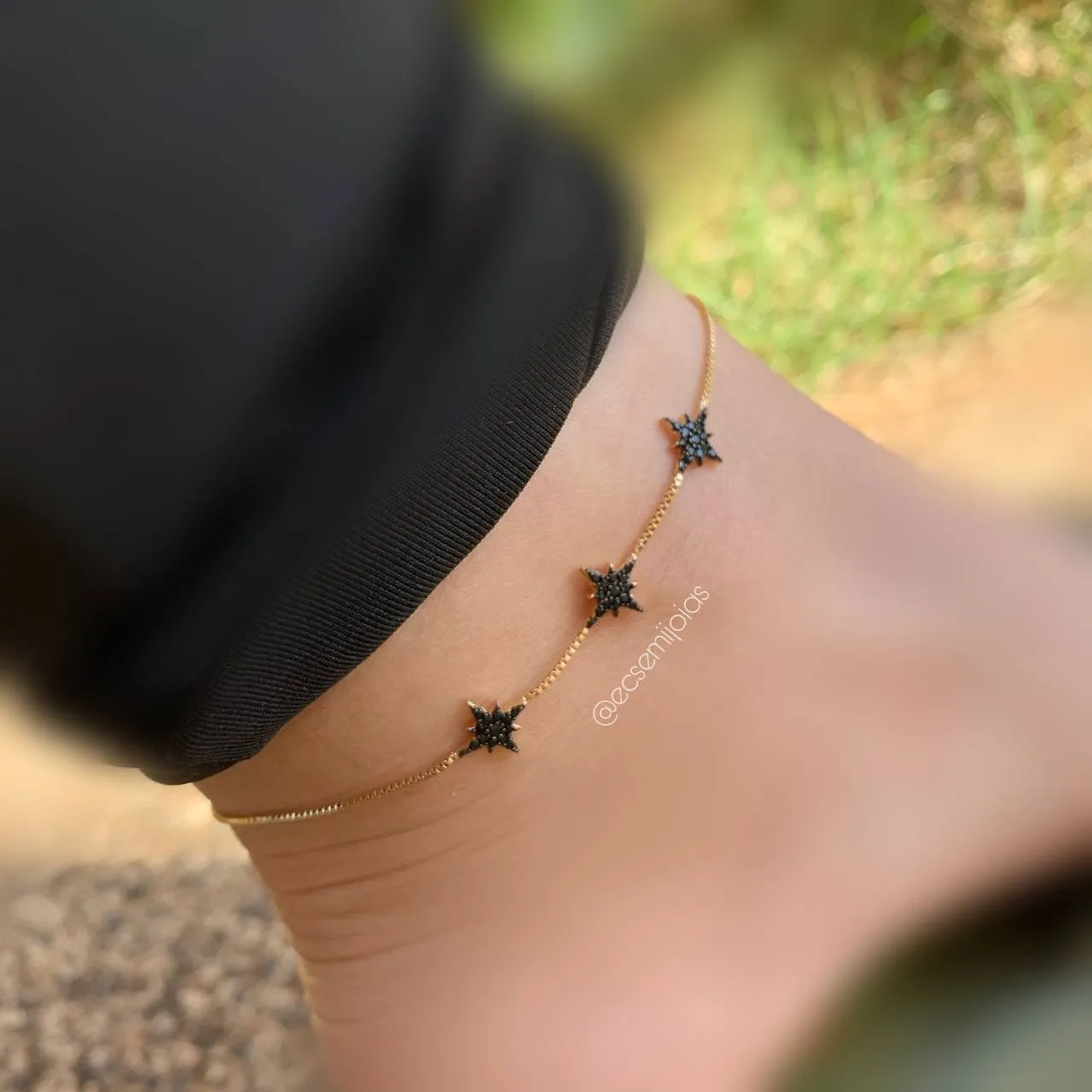Tornozeleira três estrelas cravejadas - 22 cm + 5 cm de extensor - banhado a ouro 18k
