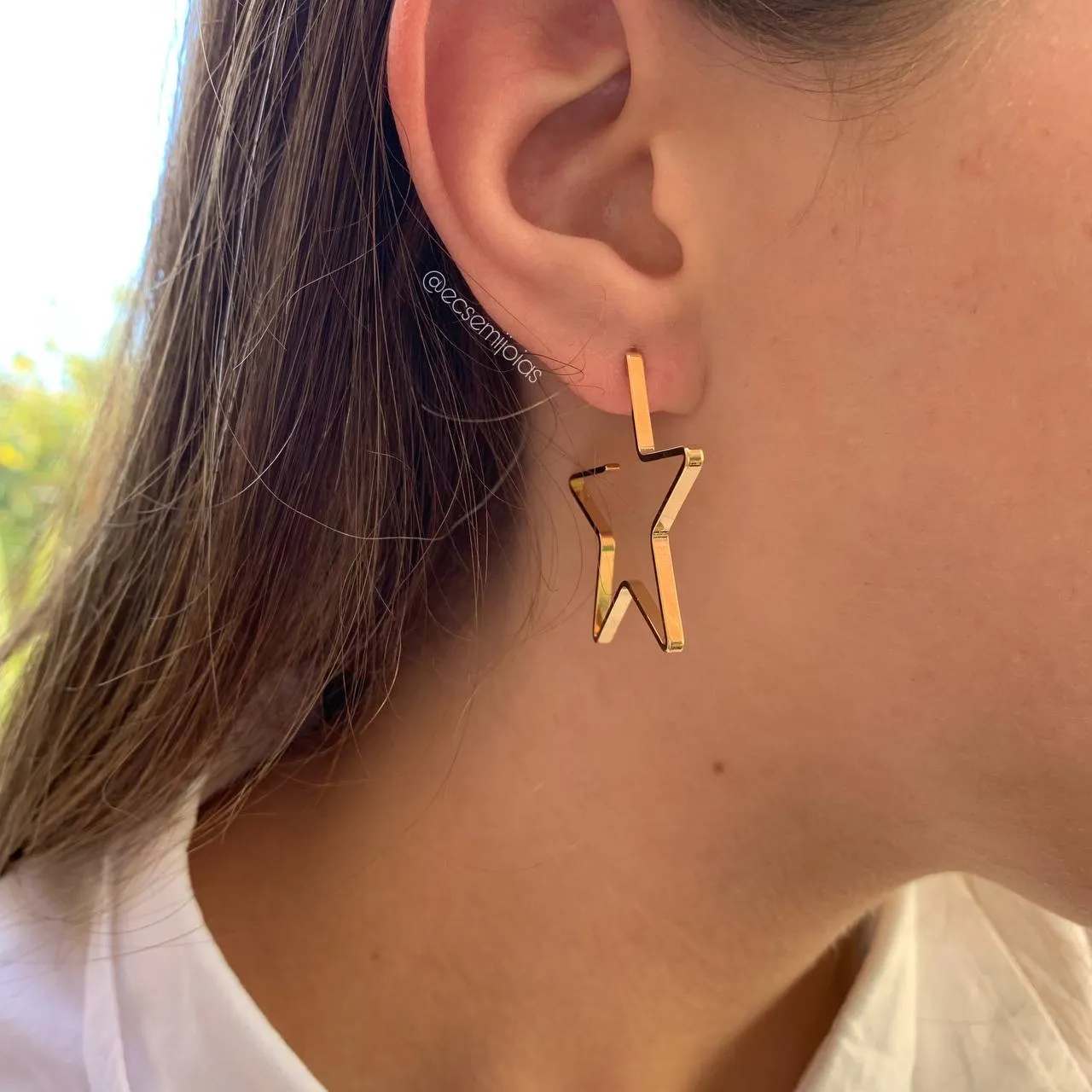 Brinco argola de estrela lisa M - coleção lunar - banhado a ouro 18k