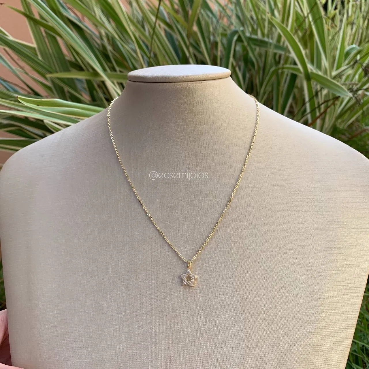 Colar estrela cravejada vazada - coleção lunar - 44 cm + 5 cm de extensor - banhado a ouro 18k