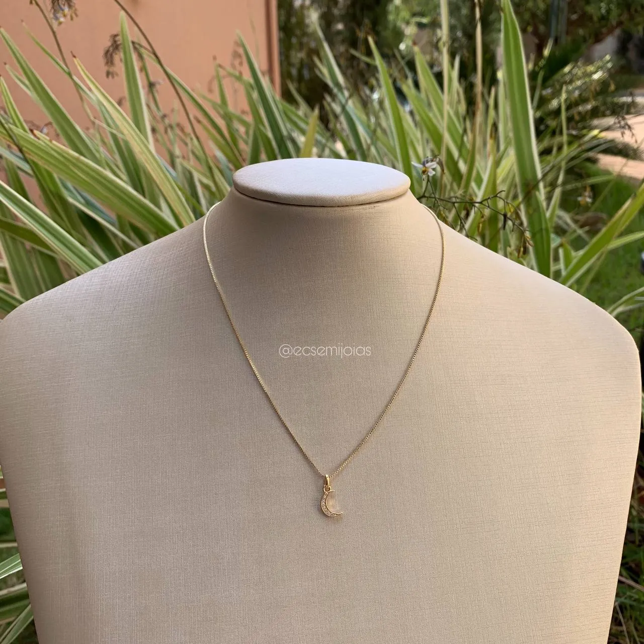Colar de lua cravejada - coleção lunar - 40 cm - banhado a ouro 18k