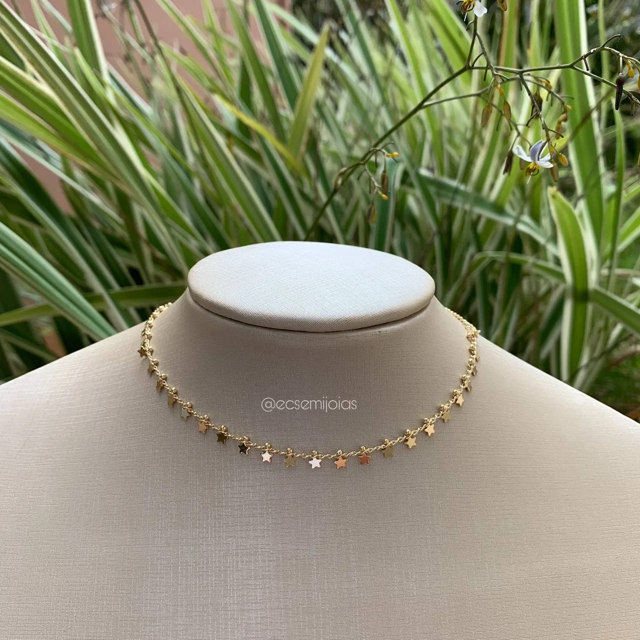 Colar choker de estrelhinhas - coleção lunar - 33 cm + 8 cm de extensor - banhado a ouro 18k