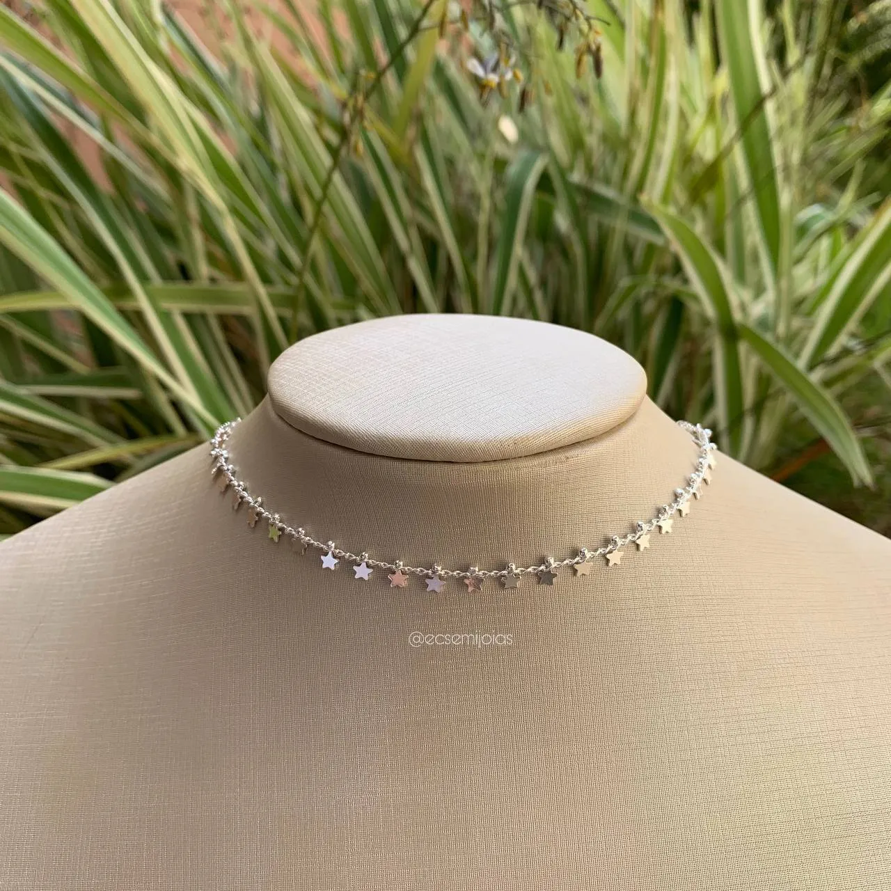 Colar choker de estrelhinhas - coleção lunar - 33 cm + 8 cm de extensor - banhado a  prata 925