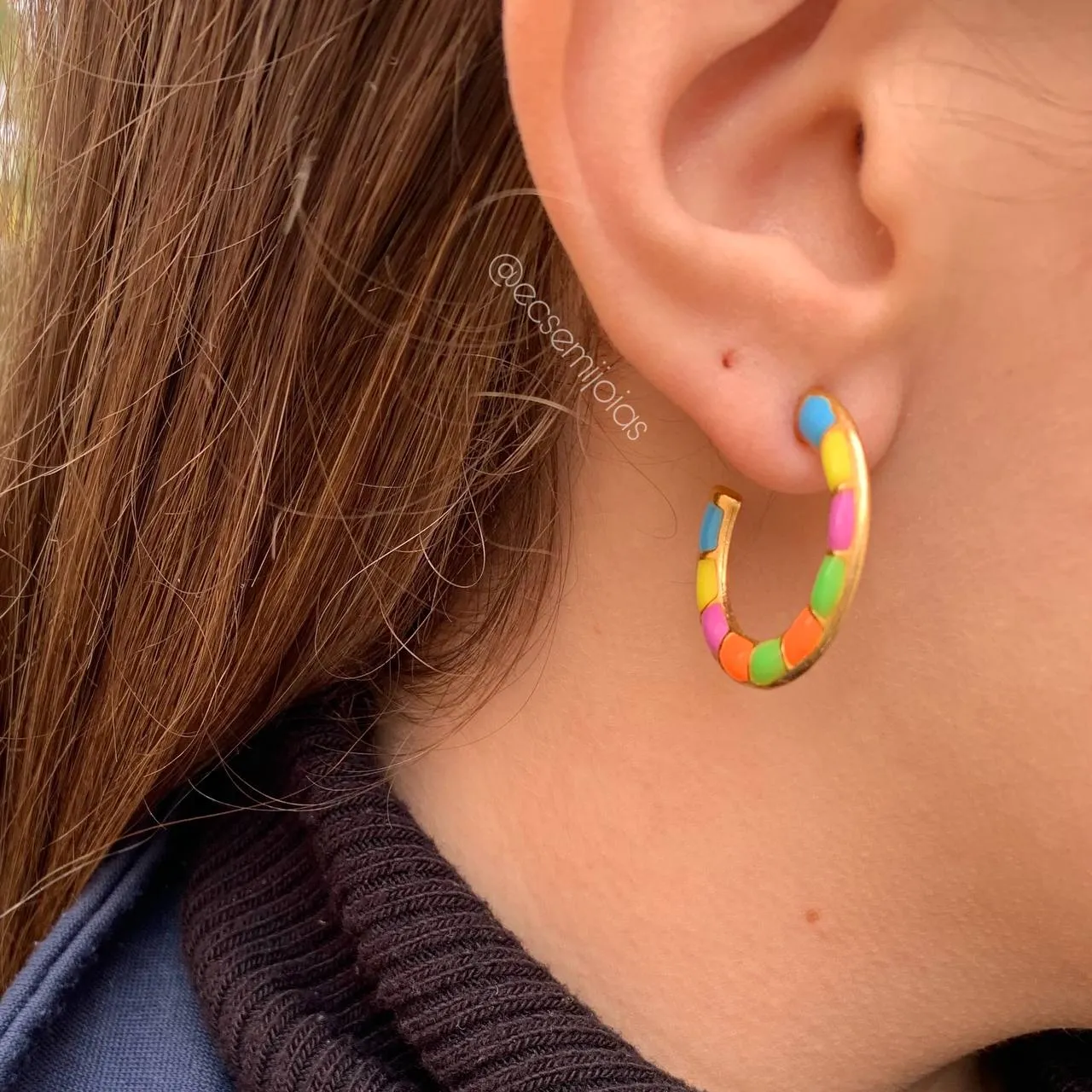 Brinco argola colorida M  - banhado a ouro 18k