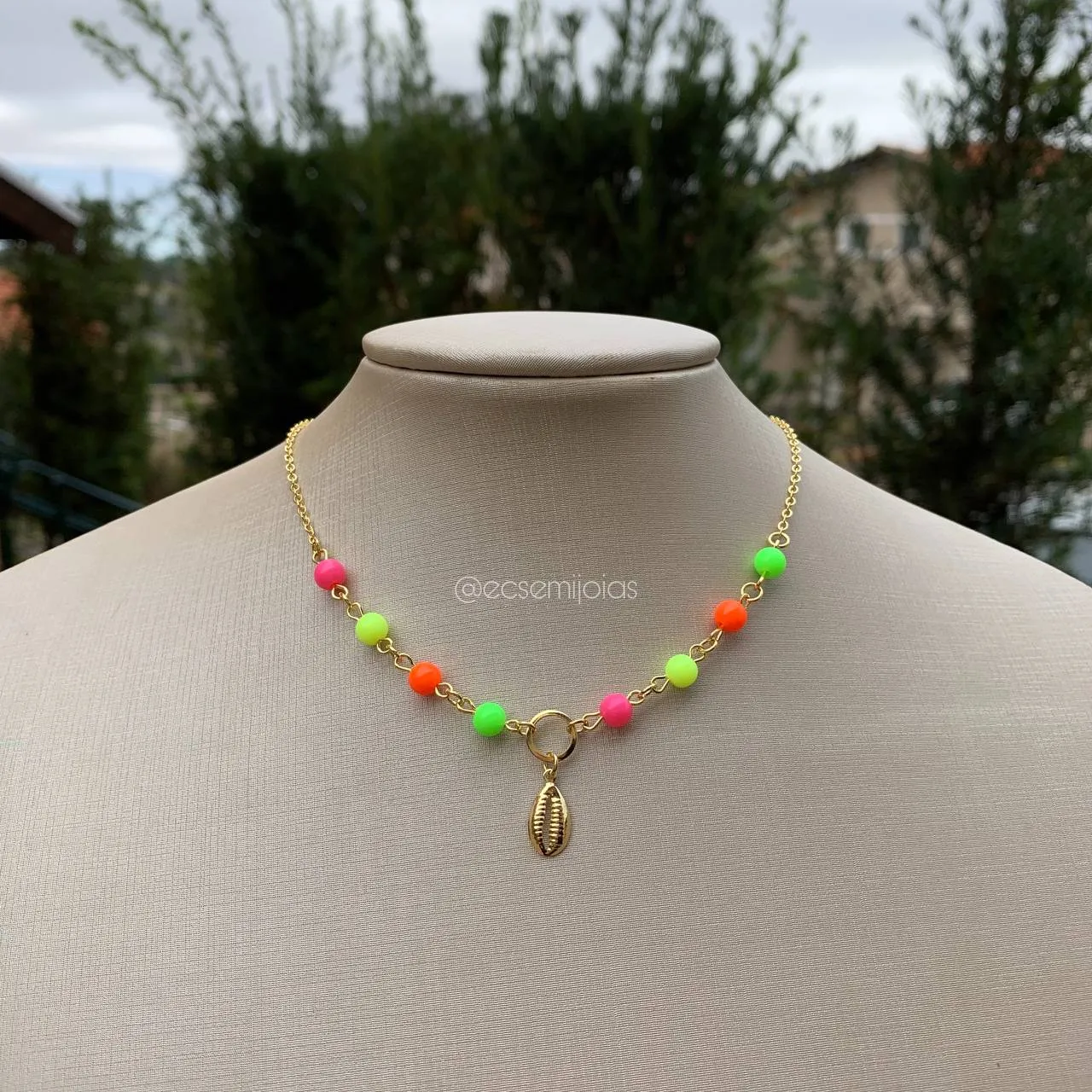Colar choker pedrinhas com concha - 37 cm + 9 cm de extensor - banhado a ouro 18k