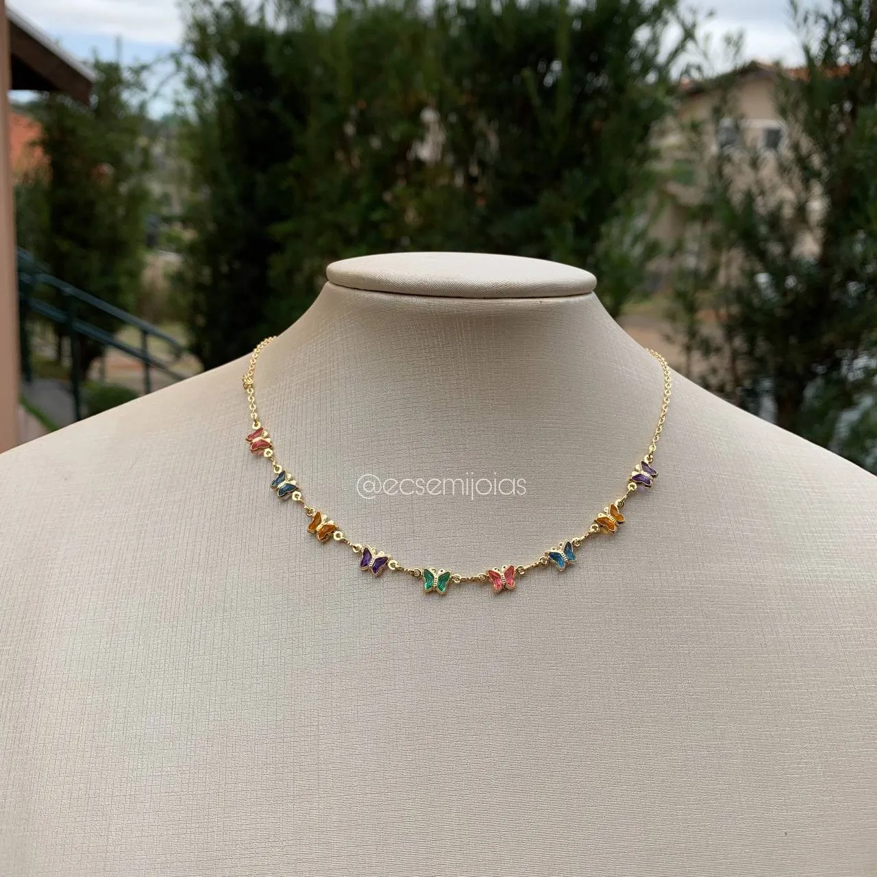 Colar choker de borboletas coloridas - 39 cm + 7 cm de extensor - banhado a ouro 18k