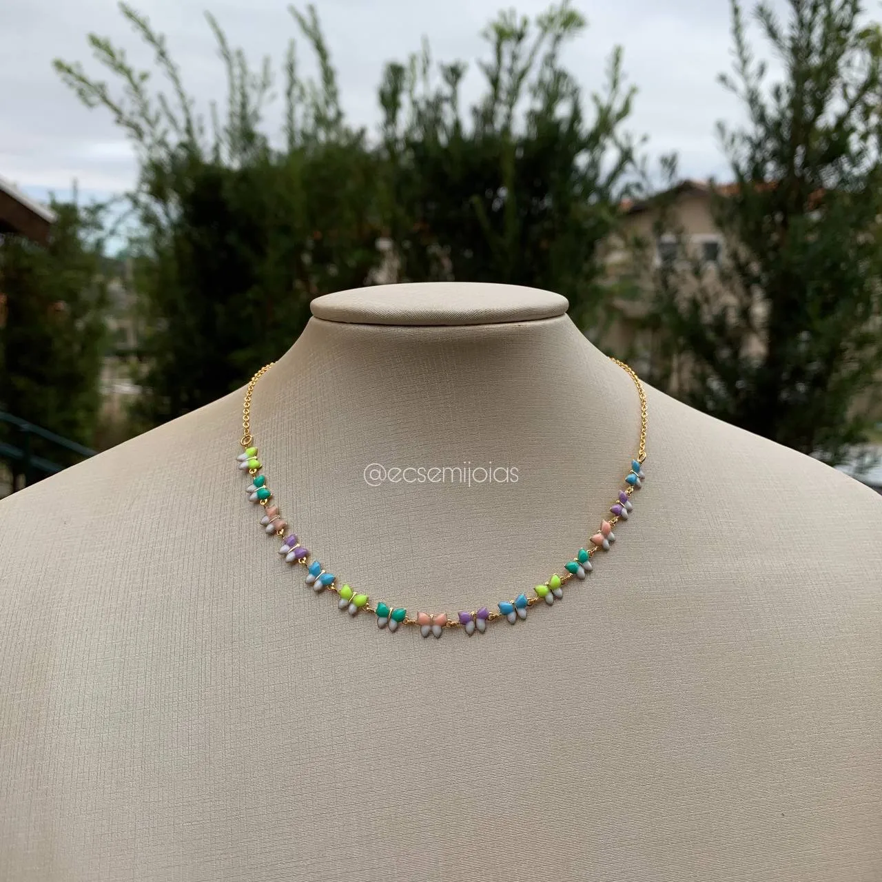 Colar choker de borboletas coloridas de resina  - 38 cm + 5 cm de extensor - banhado a ouro 18k