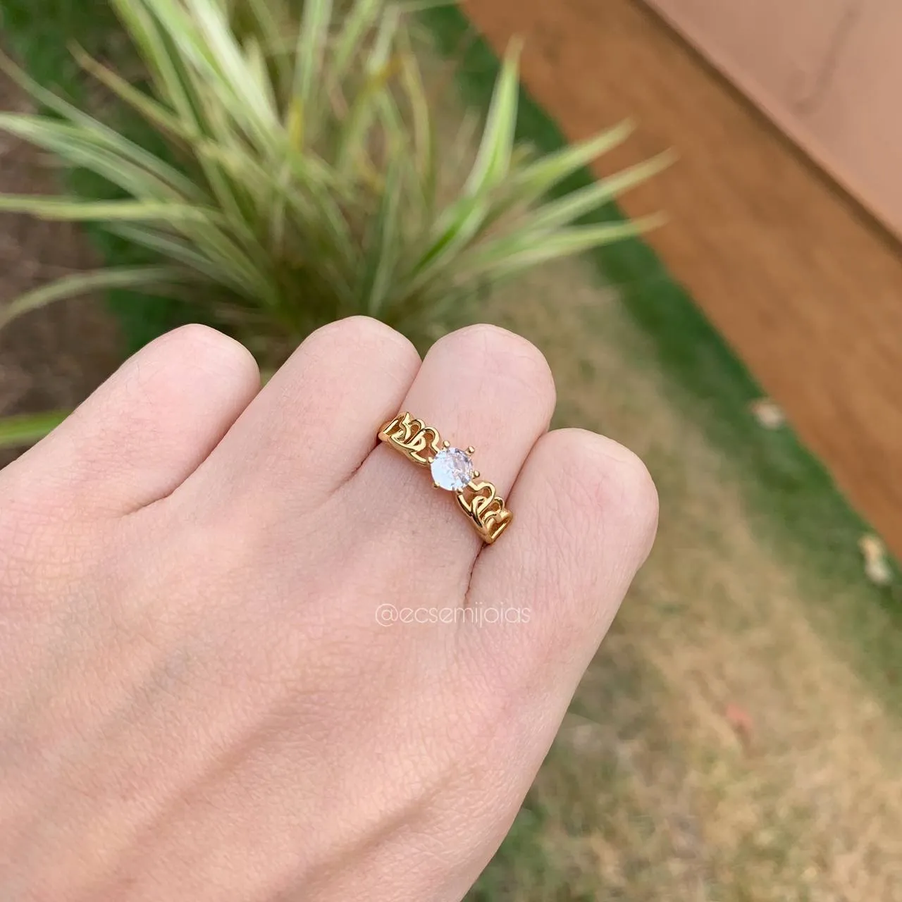 Anel solitario com corações - banhado a ouro 18k