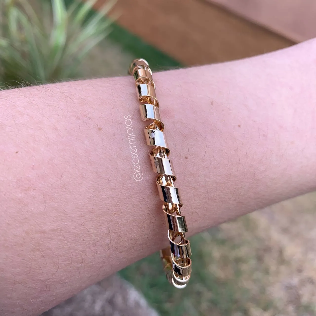 Bracelete liso trabalhado - banhado a ouro 18k