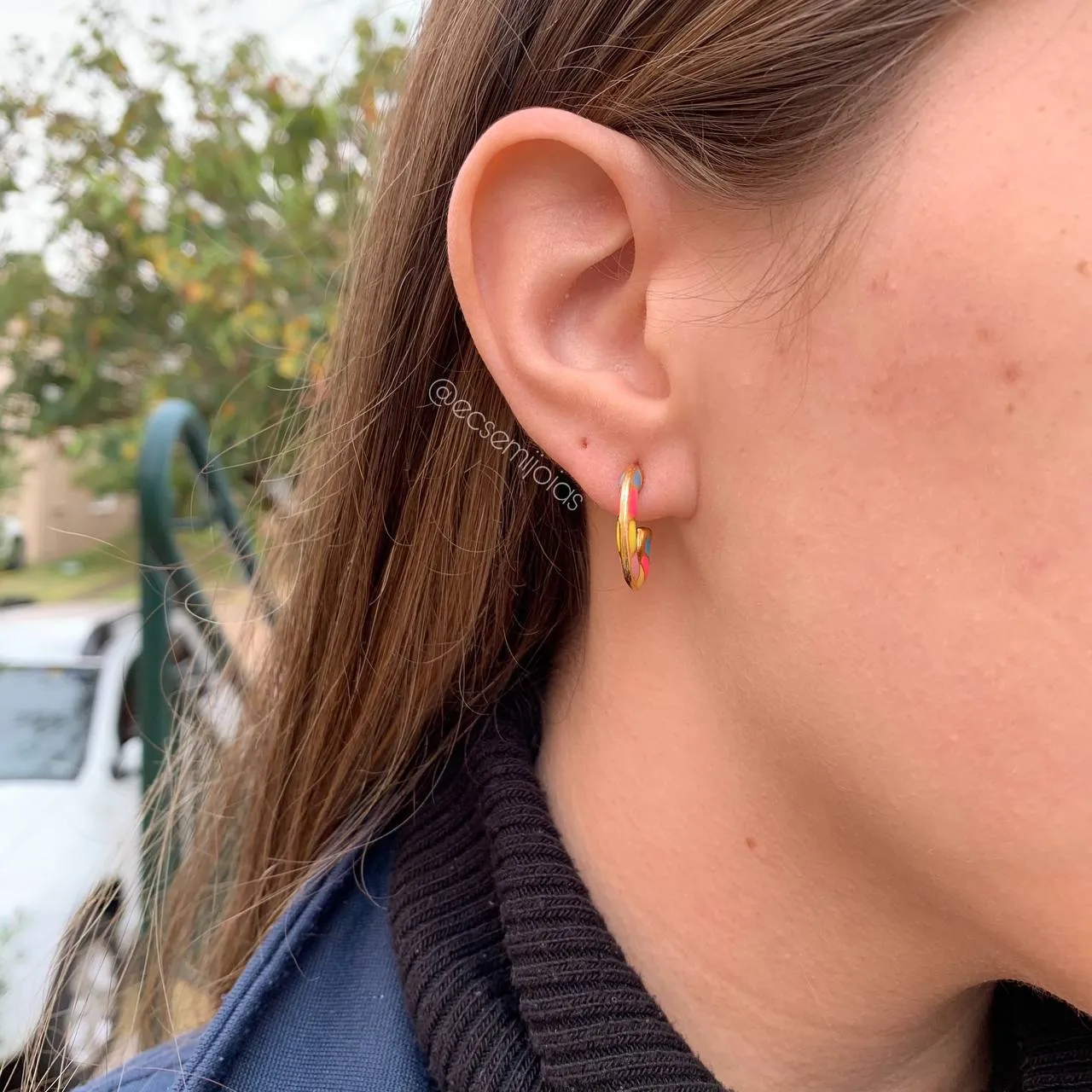 Brinco argola colorida - banhado a ouro 18k