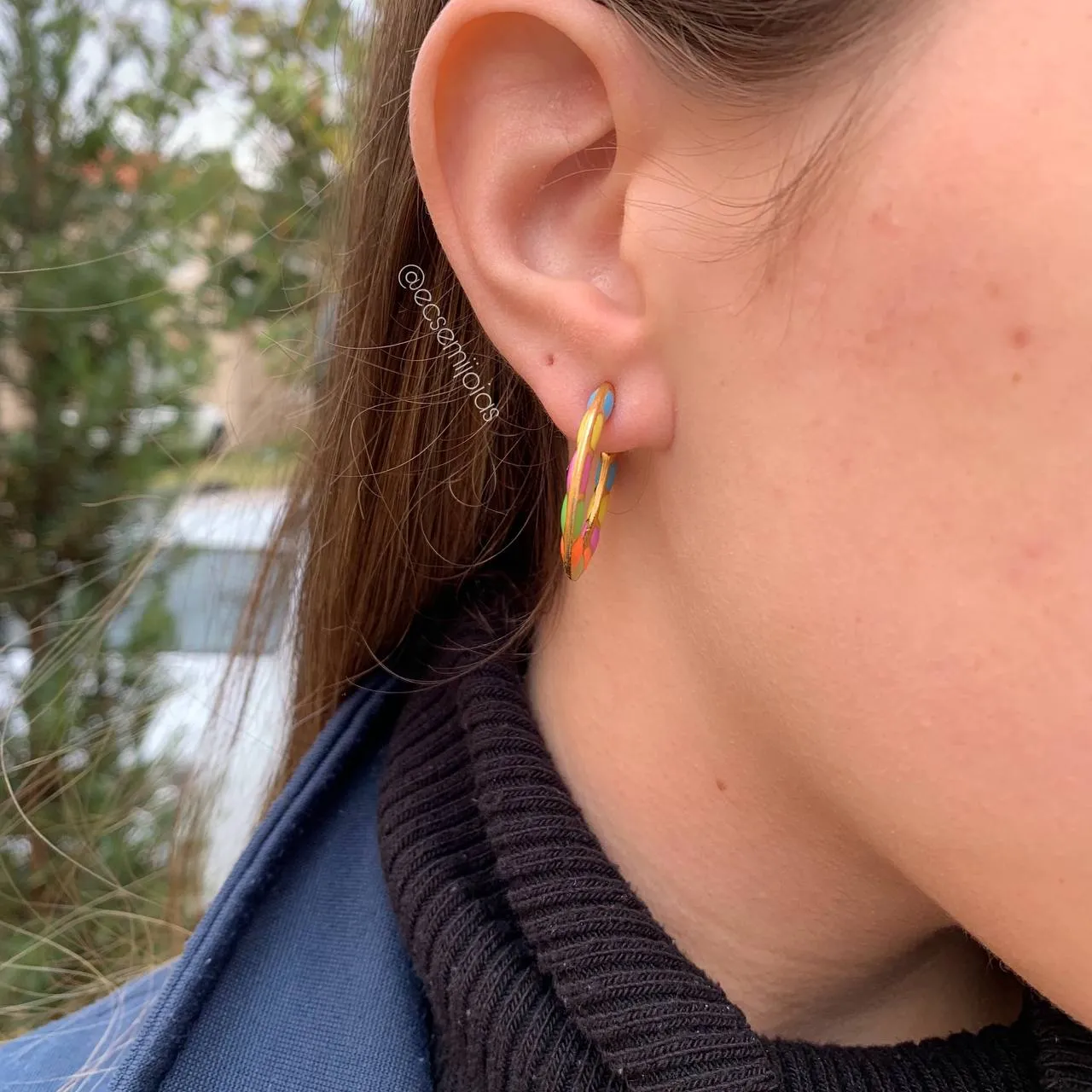 Brinco argola colorida M  - banhado a ouro 18k