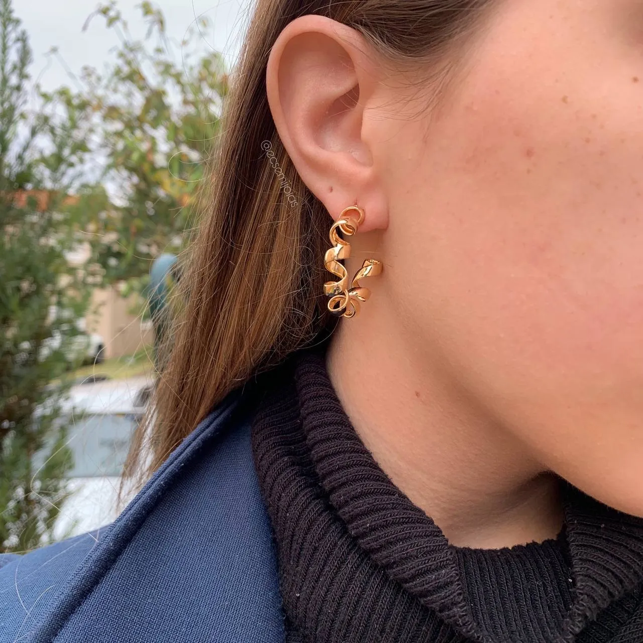 Brinco argola enrolada - banhado a ouro 18k