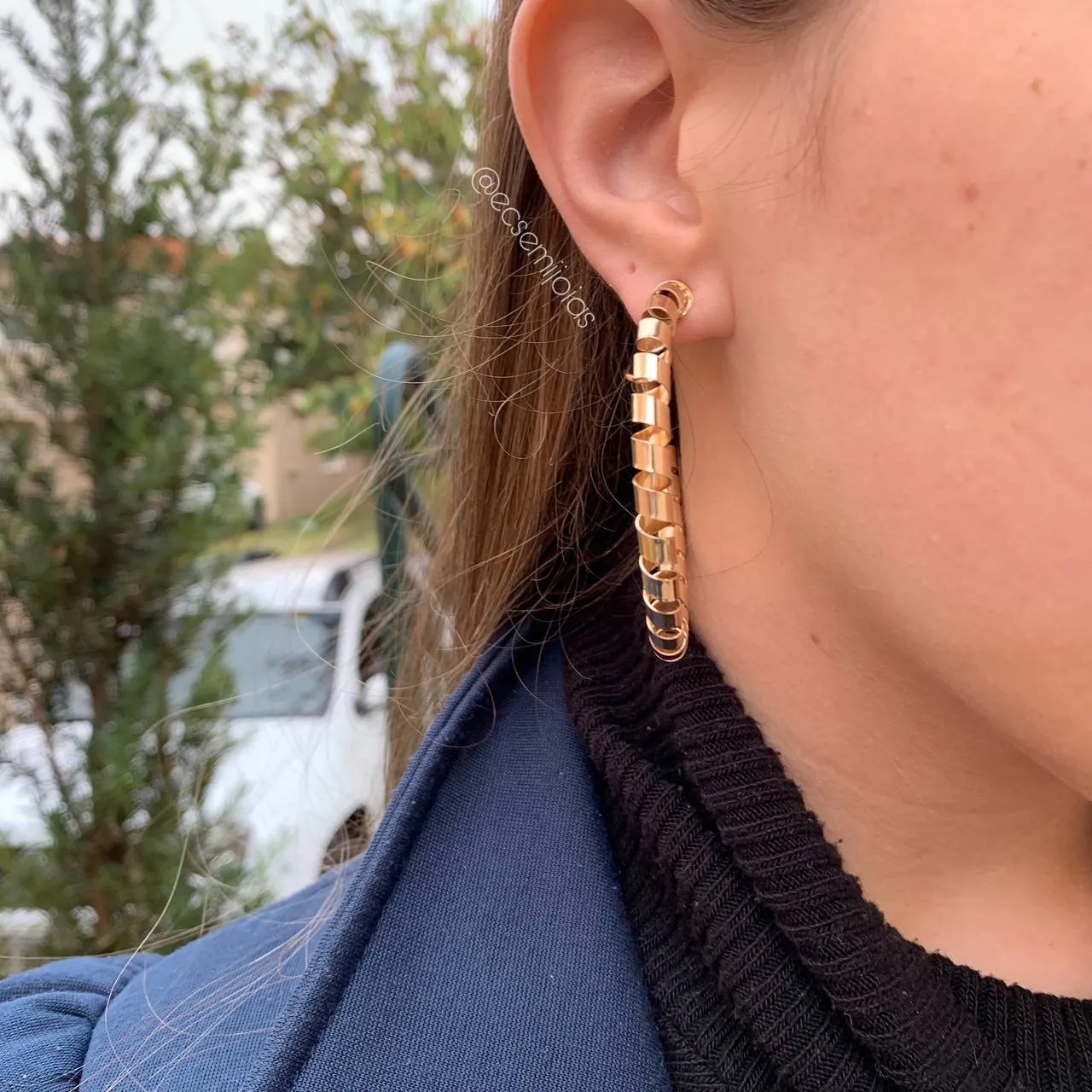 Brinco argola lisa trabalhada G - banhado a ouro 18k