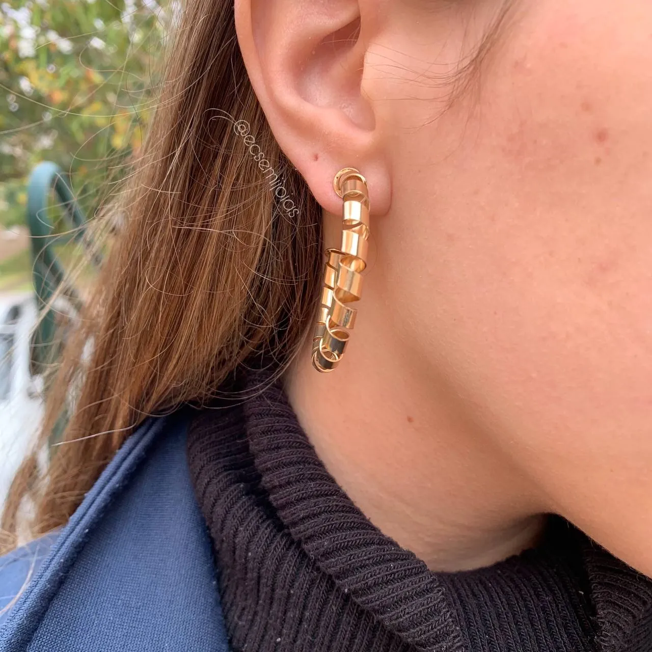 Brinco argola lisa trabalhada M - banhado a ouro 18k