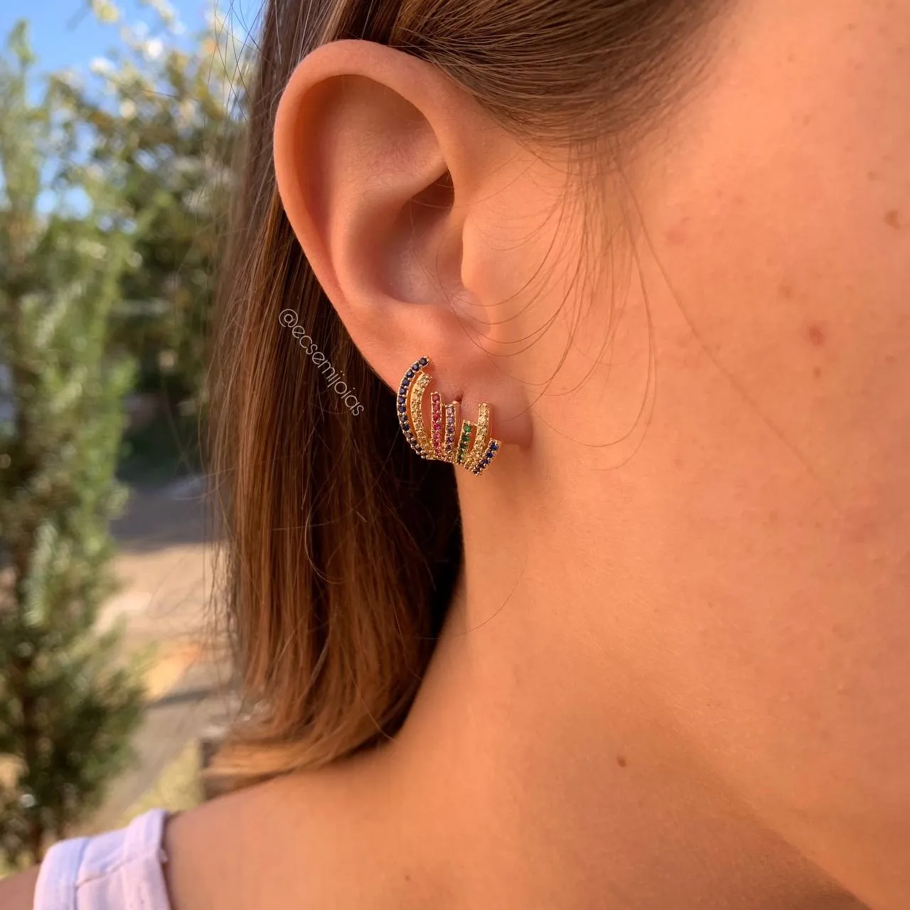 Brinco cravejado colorido - banhado a ouro 18k