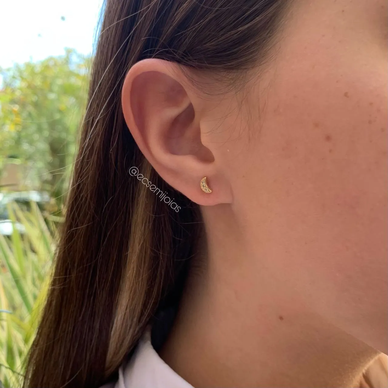 Brinco lua cravejada M - coleção lunar - banhado a ouro 18k