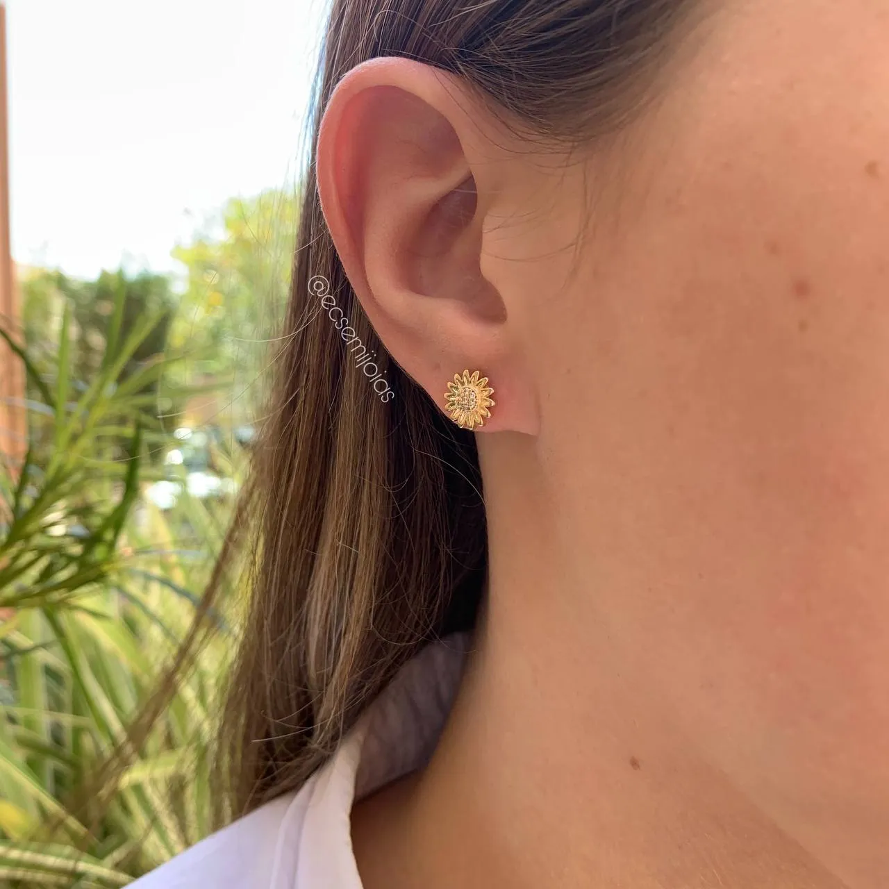 Brinco margarida cravejada - coleção lunar - banhado a ouro 18k