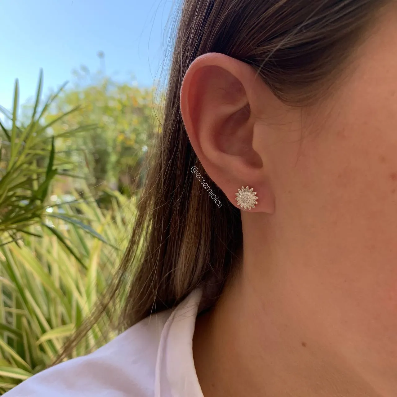 Brinco margarida cravejada - coleção lunar - banhado a prata 925