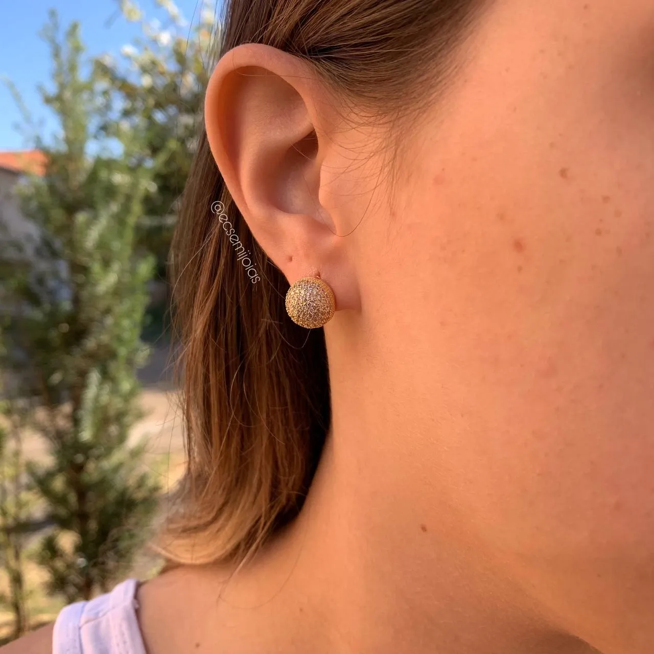 Brinco redondo cravejado com bombardeado em volta - banhado a ouro 18k