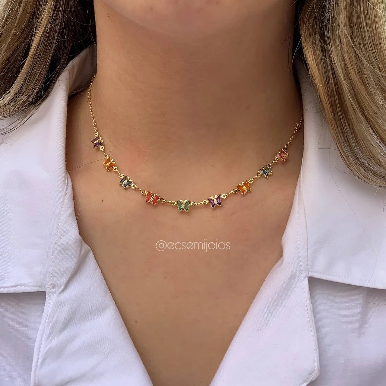 Colar choker de borboletas coloridas - 39 cm + 7 cm de extensor - banhado a ouro 18k