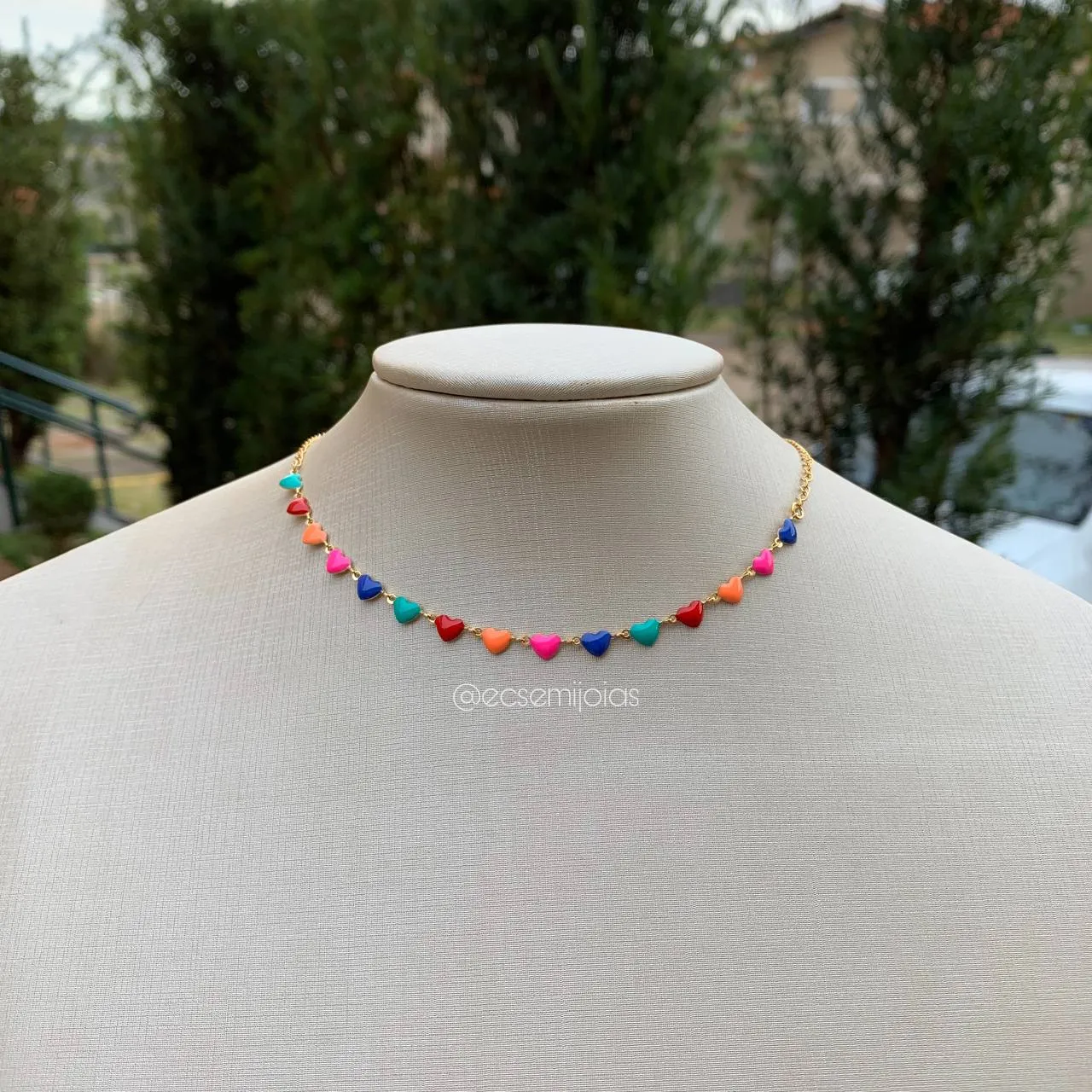 Colar choker de corações com resina - 40 cm  - banhado a ouro 18k