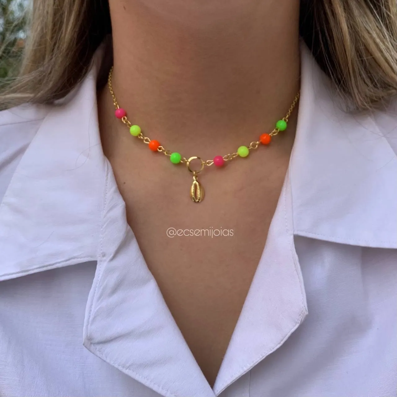Colar choker pedrinhas com concha - 37 cm + 9 cm de extensor - banhado a ouro 18k